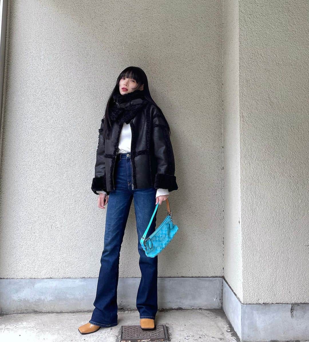 江崎ななほのインスタグラム：「イブですね みんな今日と明日はなにするの 　 そんな今日とは全く関係ない日の #エザ着 　 @perverze_official のこのジャケット着てるとあったかそう〜マフラーいらないね〜とみんなに言ってもらえる」