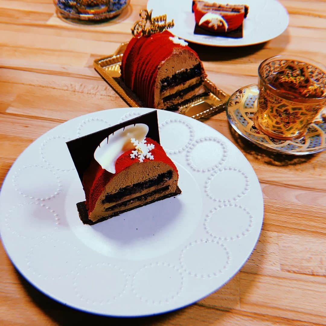 中神円さんのインスタグラム写真 - (中神円Instagram)「子供の頃からクリスマスにケーキは欠かせません。 今年はプレスキルショコラトリーさんのケーキにしました。 チョコレート専門店ならではの濃厚なチョコレートムースとミルクティーベースのブリュレの組み合わせがまさに私好みの味でした…  #presquilechocolaterie  #minaperhonen」12月24日 21時26分 - 1yen2yen3yen