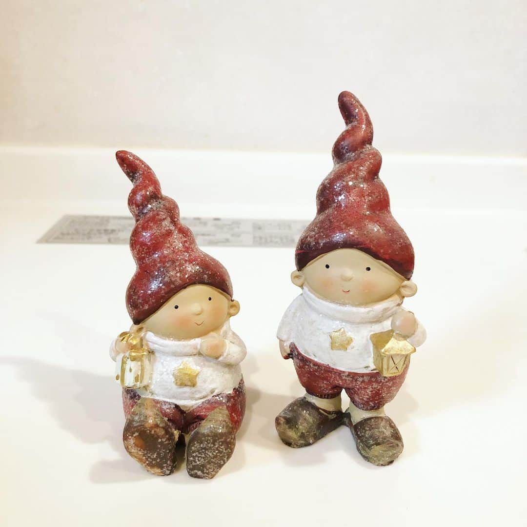 兒玉太智のインスタグラム：「自分へのクリスマスプレゼント。 ドイツ製の置物2体。  昔、福井県に住んでたおじいちゃんの家に不思議な置物がたくさんあったことを思い出す。 遊びに行くたび、それを1つずつくれた。好きなものを持っていきなさいと。  なので、こいつらドイツ置物の姿は趣味が見事に隔世遺伝したことを証明している。  僕の"おじいちゃんコレクション"はまだ実家に飾ってあるはず。 今年は帰れないけど、来年末には帰れるといいな。」
