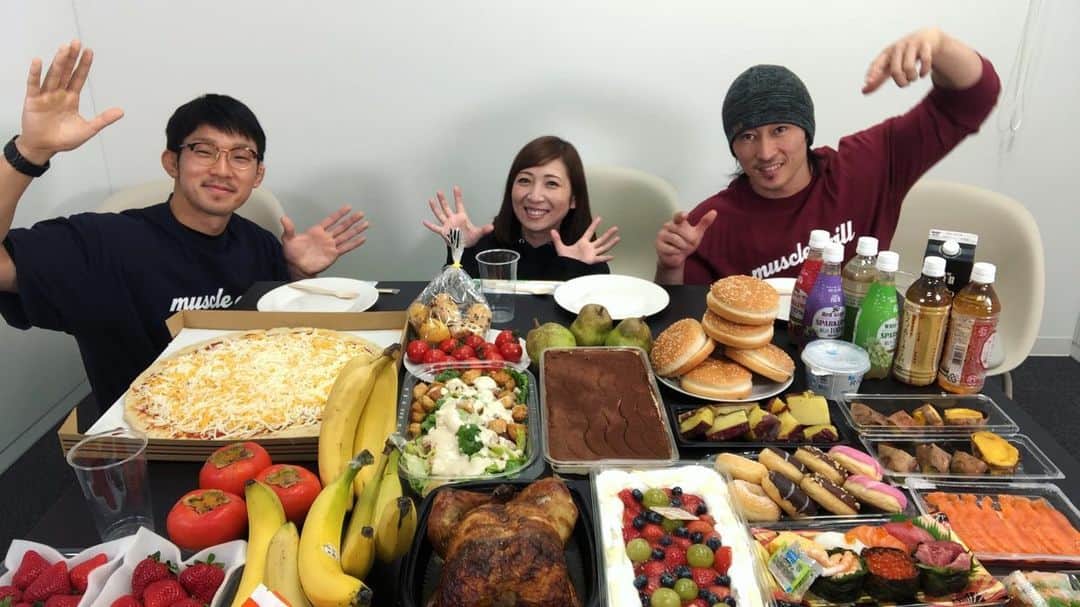 のインスタグラム：「メリークリスマス🎄  皆様、クリスマスイブをいかがお過ごしでしょうか？？  本日、マッスルグリルさんとのコラボ動画を公開しました！  コストコと成城石井で買った食材で、クリスマスパーティ！  お二人の会話が本当に面白くて、終始楽し過ぎました！  マッスルグリルさんの方のチャンネルでも動画が上がっています！  皆様、どちらもご覧下さい！  #クリスマスイブ #クリスマスパーティー #マッスルグリル #コラボ #大食い #三宅智子 #三宅智子の大食いtv #costco #コストコ #成城石井 #youtube #動画公開中」