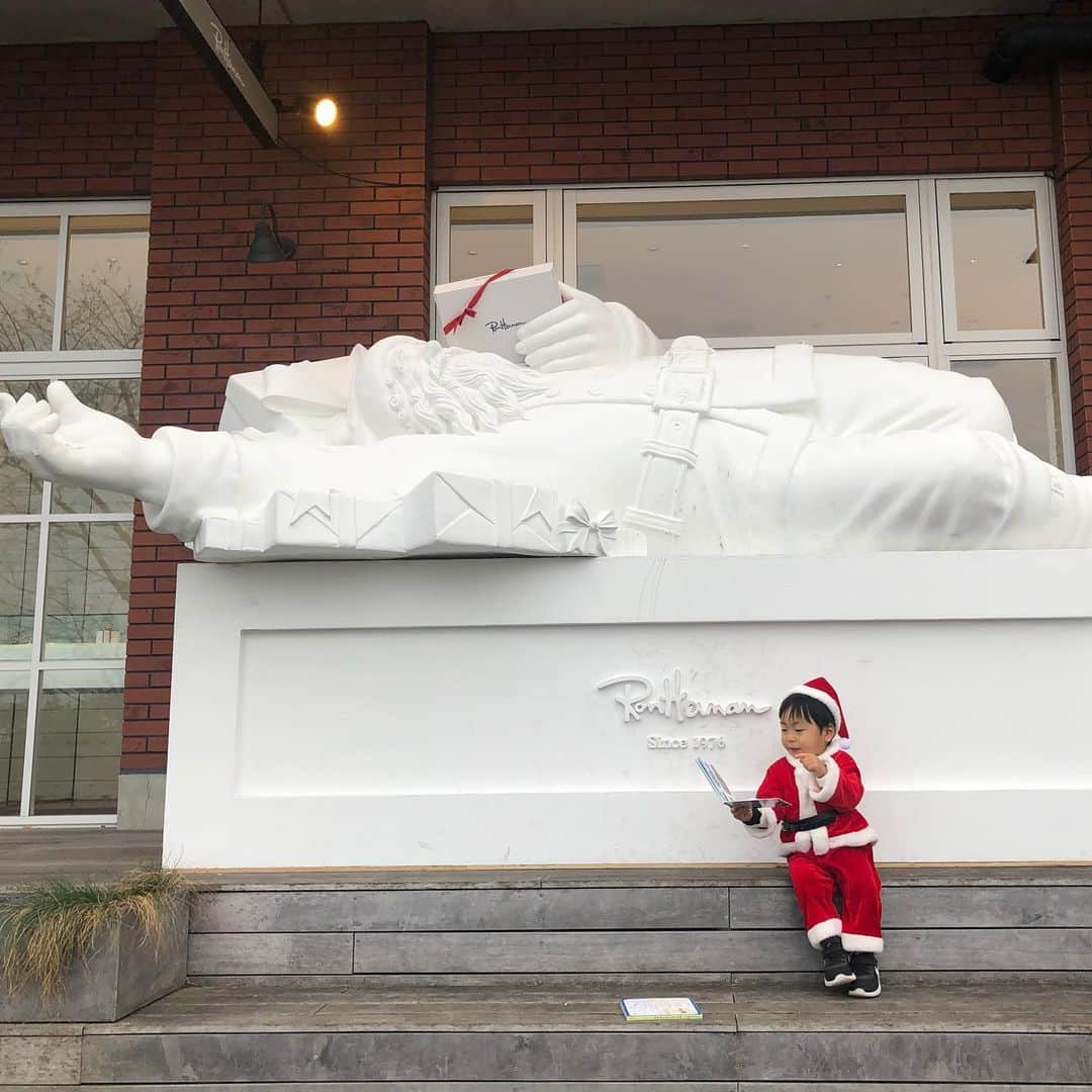 奥村奈津美さんのインスタグラム写真 - (奥村奈津美Instagram)「クリスマスイブ🎄に✨  小さなサンタさんとのデート♡ 少しだけお付き合いください♡  @yokohamaredbrick   ☆*:.｡.┈┈┈┈┈┈┈┈┈┈┈┈┈┈.｡.:*☆  子どもの未来のためにできること  毎週オンラインで防災講座を開催中！  12月28日（月）20時から（1時間） 今年30回目のオンライン防災訓練！ #zoom   2020年総復習版！ 公式LINE登録者限定企画✨ 「地震・水害・コロナ対策 　あなたは備えられましたか？」  参加費無料です♡  【参加方法】﻿ ①公式LINEに登録 3クリックで追加できます👍﻿ ・﻿ 私のInstagramのプロフィール欄﻿ (@natsumi19820521 )のURLをクリック﻿ ↓﻿ 『外部リンクを開く』﻿ ↓﻿ 『LINEを開く』  ②「1228」とメッセージを送ってください。  当日までに参加のURLをお送りします！  #防災   ☆*:.｡.┈┈┈┈┈┈┈┈┈┈┈┈┈┈.｡.:*☆  こんなアカウントも作って見ました♪ @natsumiokumura_ana で 安室奈美恵さんの特番にたどり着くまでのエピソードを ちょっとずつ振り返ってます。  ☆*:.｡.┈┈┈┈┈┈┈┈┈┈┈┈┈┈.｡.:*☆  #クリスマスイブ #クリスマス #サンタクロース #サンタ #サンタコス #サンタさん #男の子ママ #男の子ベビー #クリスマスコーデ #クリスマスデート #赤レンガ倉庫 #横浜赤レンガ倉庫 #ロンハーマン風 #男の子 #インスタ映え #インスタ映えスポット #デートスポット#クリスマスソング #christmas #santaclaus #yokohama #一歳 #一歳児 #1歳 #1歳ごはん #1歳児 #1歳男の子 #1歳9ヶ月」12月24日 21時42分 - natsumi19820521