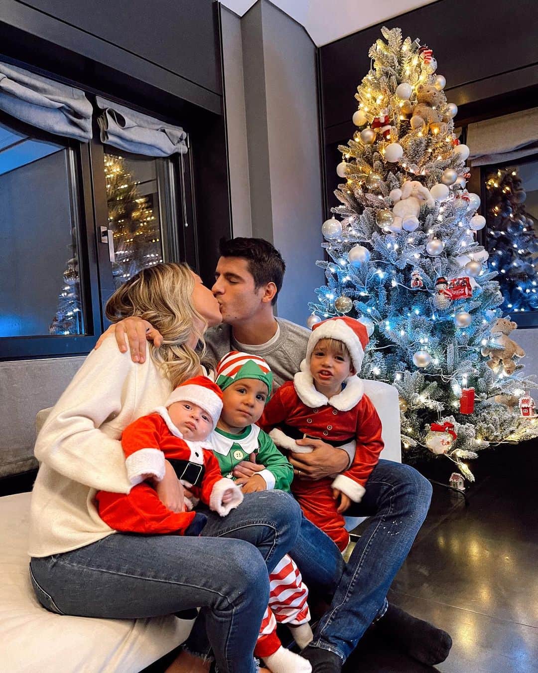 アルバロ・モラタのインスタグラム：「Feliz navidad a todos, esperamos que tengáis salud. Que seáis felices y que poco a poco vaya volviendo todo a la normalidad. Unos días de descanso antes de volver a competir. Buon natale a tutti! Tanta salute e felicità ❤️」
