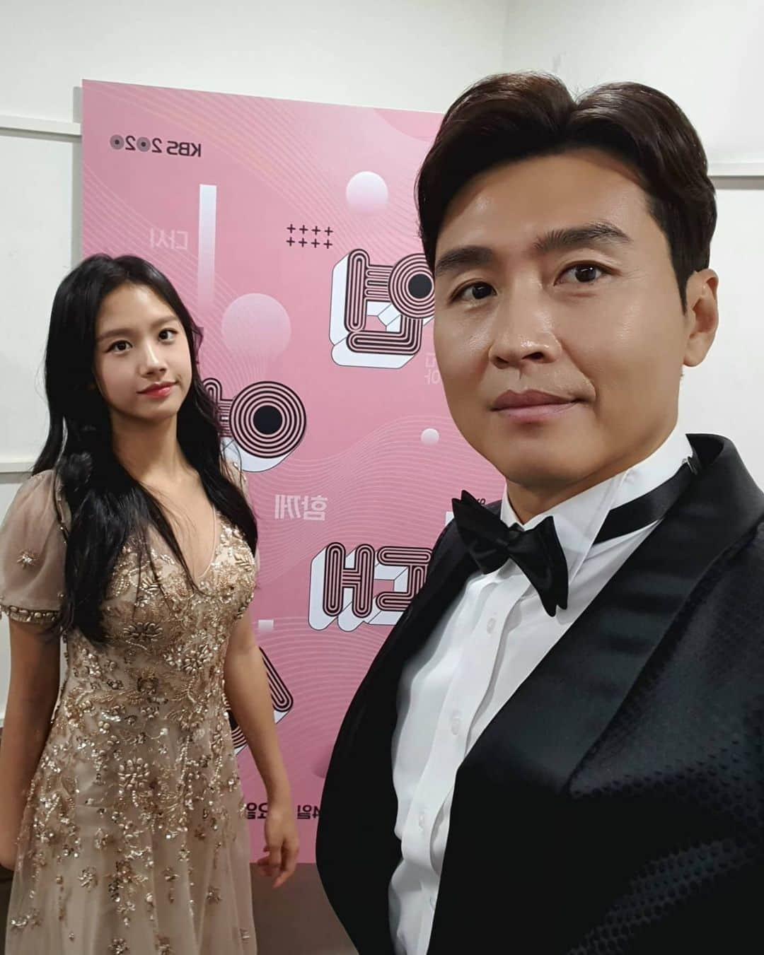 イ・ドングクさんのインスタグラム写真 - (イ・ドングクInstagram)「KBS연예대상 시상자로 참석했습니다 큰딸 재시와 즐거운 추억 쌓고 돌아가요😄 #이재시 #실검1위 #아빠는병풍😅 #딸과의추억 #색다른경험😄」12月24日 21時42分 - dglee20