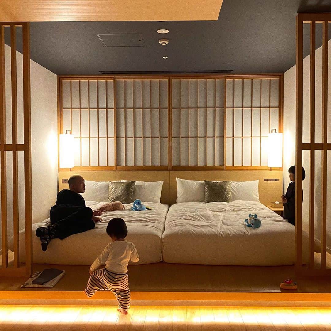 武内ペレス麻射のインスタグラム：「. ちなみに京都で泊まったホテルはこちらでございます💁🏻‍♀️ 部屋のどこにいても子供たちがどこにいるか把握できるし 段差が少なくて子連れには最適でした🥰 #ホテルカンラ京都」