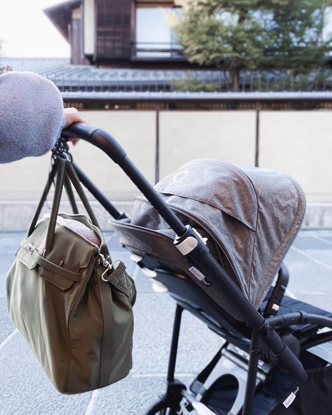 suzuka noseのインスタグラム：「. ひなさんのお車、二台目。 @bugaboojapan  " bugaboo bee 6 " をお迎えしました。  本体はブラック。 サンキャノピーはグレーメランジ。 相変わらず母の好みに仕上がりました🥸✌🏻  ハンドルバーの高さを10段階で調節できることと 簡単に折りたためるのは高得点。 （最初は難しかったけど、コツを掴むと👌🏻👌🏻  個人的には４方向から固定するベルトが着脱も簡単で ひなさんが寝ている時に腕を通したりしなくていいから 便利だな～と感じております。  #バガブー #ベビーカー #ベビーカー選び #ベビーカーバッグ #バガブービー6 #pr」