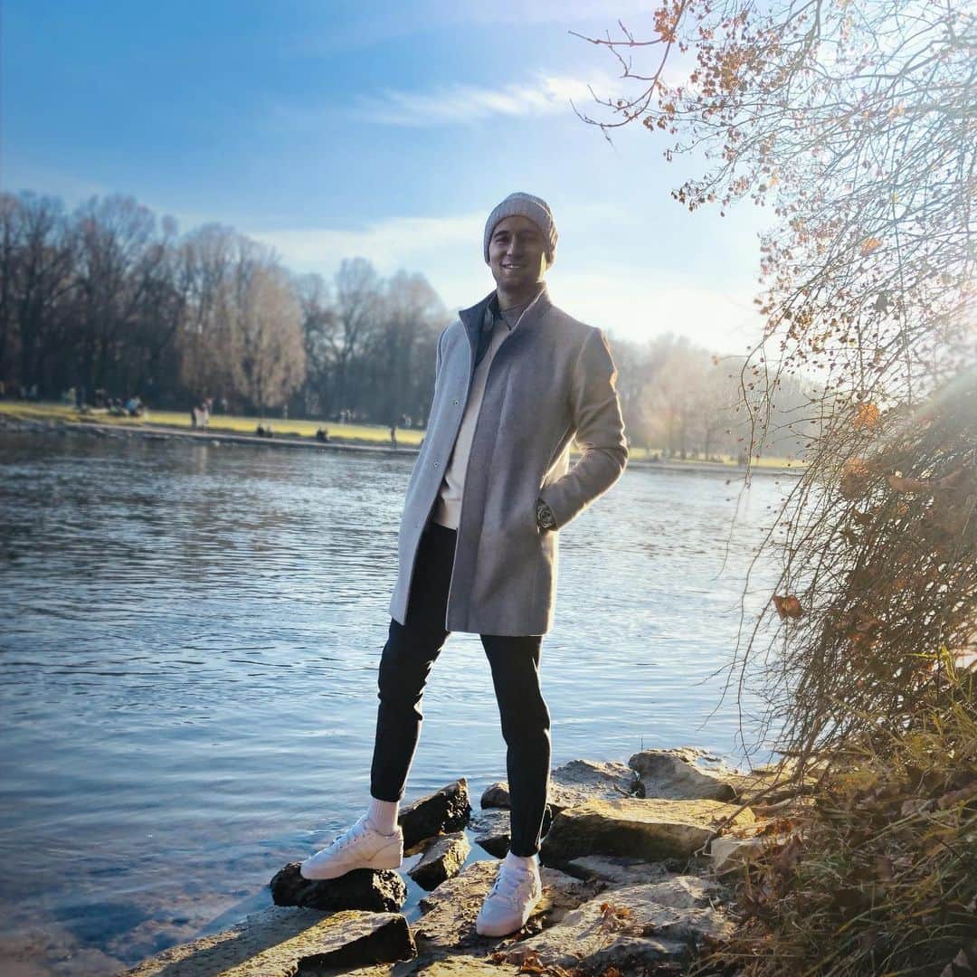 モリッツ・ライトナーのインスタグラム：「Time to enjoy & relax. Turn off the head and be there for your family, friends & yourself. MERRY CHRISTMAS 🎄 #christmas #family #timeout #relax #enjoy #recovery #weihnachten #familytime #fashion #yourself」
