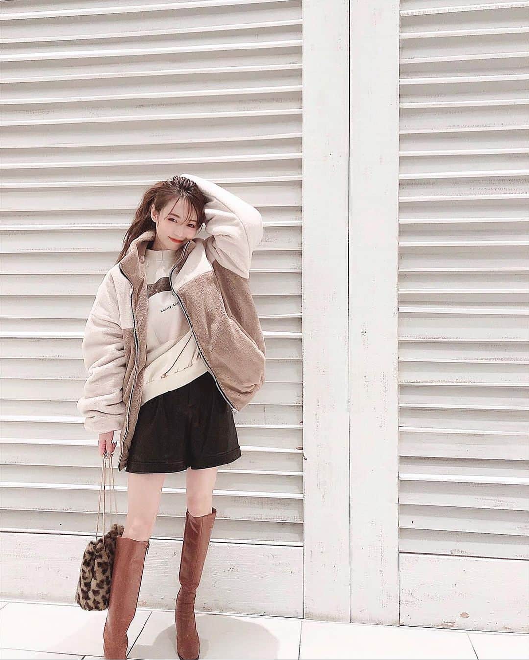 白岩まちこのインスタグラム：「≫≫👗... 𝘤𝘰𝘰𝘳𝘥𝘪𝘯𝘢𝘵𝘦  ㅤㅤㅤㅤㅤㅤㅤㅤㅤㅤㅤㅤㅤ  今日はクリスマスプレゼントを買いに...🎁💐  今日のコーデが見たいとリクエストいただいてたので撮ってもらった😌✨ ㅤㅤㅤㅤㅤㅤㅤㅤㅤㅤㅤㅤㅤ ㅤㅤㅤㅤㅤㅤㅤㅤㅤㅤㅤㅤㅤ ㅤㅤㅤㅤㅤㅤㅤㅤㅤㅤㅤㅤㅤ 雨が降ってて、外で撮れなかったのが残念😟！ ㅤㅤㅤㅤㅤㅤㅤㅤㅤㅤㅤㅤㅤ ㅤㅤㅤㅤㅤㅤㅤㅤㅤㅤㅤㅤㅤ  ㅤㅤㅤㅤㅤㅤㅤㅤㅤㅤㅤㅤㅤ 𝘰𝘶𝘵𝘦𝘳　@amail_official  ㅤㅤㅤㅤㅤㅤㅤㅤㅤㅤㅤㅤㅤ 𝘵𝘰𝘱𝘴  @isntshe_official ㅤㅤㅤㅤㅤㅤㅤㅤㅤㅤㅤㅤㅤ 𝘱𝘢𝘯𝘵𝘴  @grl_official  𝘣𝘰𝘰𝘵𝘴  @acym_official  ㅤㅤㅤㅤㅤㅤㅤㅤㅤㅤㅤㅤㅤ ㅤㅤㅤㅤㅤㅤㅤㅤㅤㅤㅤㅤㅤ 寒いかなぁーっと思ってモコモコアウター🧸🏹 ㅤㅤㅤㅤㅤㅤㅤㅤㅤㅤㅤㅤㅤ ㅤㅤㅤㅤㅤㅤㅤㅤㅤㅤㅤ  これほんっまに暖かくて、 外は寒かったけど、 これさえ着れば全然大丈夫やった☺️✨ㅤㅤㅤㅤㅤㅤㅤㅤㅤㅤㅤㅤㅤ ㅤㅤㅤㅤㅤㅤㅤㅤㅤㅤㅤㅤㅤ ㅤㅤㅤㅤㅤㅤㅤㅤㅤㅤㅤㅤㅤ ちなみに、トレーナーも裏起毛で暖かいっ🥴✌🏻ㅤㅤㅤㅤㅤㅤㅤㅤㅤㅤㅤㅤㅤ ㅤㅤㅤㅤㅤㅤㅤㅤㅤㅤㅤㅤㅤ ㅤㅤㅤㅤㅤㅤㅤㅤㅤㅤㅤㅤㅤ こういうデザインのあるトレーナー集めがち🤭‼️ ㅤㅤㅤㅤㅤㅤㅤㅤㅤㅤㅤㅤㅤ ㅤㅤㅤㅤㅤㅤㅤㅤㅤㅤㅤㅤㅤ  アウターはメンズでも着れるビックシルエットやから、ボトムはボリュームを抑える為に ショートパンツ🩳✨ ㅤㅤㅤㅤㅤㅤㅤㅤㅤㅤㅤㅤㅤ ㅤㅤㅤㅤㅤㅤㅤㅤㅤㅤㅤㅤㅤ ㅤㅤㅤㅤㅤㅤㅤㅤㅤㅤㅤㅤㅤ  レザー調で甘くないから、ショートパンツでも大人女子でもチャレンジしやすい☺️✨  みんなはどんな一日やった🥰？？ ㅤㅤㅤㅤㅤㅤㅤㅤㅤㅤㅤㅤㅤ ㅤㅤㅤㅤㅤㅤㅤㅤㅤㅤㅤㅤㅤ ㅤㅤㅤㅤㅤㅤㅤㅤㅤㅤㅤㅤㅤ ちなみにゆにちー🐶にもプレゼントを🎁💓 ㅤㅤㅤㅤㅤㅤㅤㅤㅤㅤㅤㅤㅤ ㅤㅤㅤㅤㅤㅤㅤㅤㅤㅤㅤㅤㅤ ㅤㅤㅤㅤㅤㅤㅤㅤㅤㅤㅤㅤㅤ ㅤㅤㅤㅤㅤㅤㅤㅤㅤㅤㅤㅤㅤ ルームウェアとおやつ...🐶🍭  ㅤㅤㅤㅤㅤㅤㅤㅤㅤㅤㅤㅤㅤ ㅤㅤㅤㅤㅤㅤㅤㅤㅤㅤㅤㅤㅤ ㅤㅤㅤㅤㅤㅤㅤㅤㅤㅤㅤㅤㅤ ㅤㅤㅤㅤㅤㅤㅤㅤㅤㅤㅤㅤㅤ ㅤㅤㅤㅤㅤㅤㅤㅤㅤㅤㅤㅤㅤ  #カジュアル#カジュアルコーデㅤㅤㅤㅤㅤㅤㅤ#トレーナー#トレーナーコーデ#ロングブーツ #ファッション#ファッション小物#ファッション通販#レオパード#レオパード柄 #コーディネート#きょコ#ポニーテール #冬服#アウター#grl#グレイル #ショートパンツ#デートコーデ #冬コーデ#セルフアレンジ#簡単アレンジ#ヘアアレンジ#ファッションコーデ#大人コーデ #ファッションコーデ#大人可愛い#大人カジュアル#大人女子  ㅤㅤㅤㅤㅤㅤㅤㅤㅤㅤㅤㅤ」