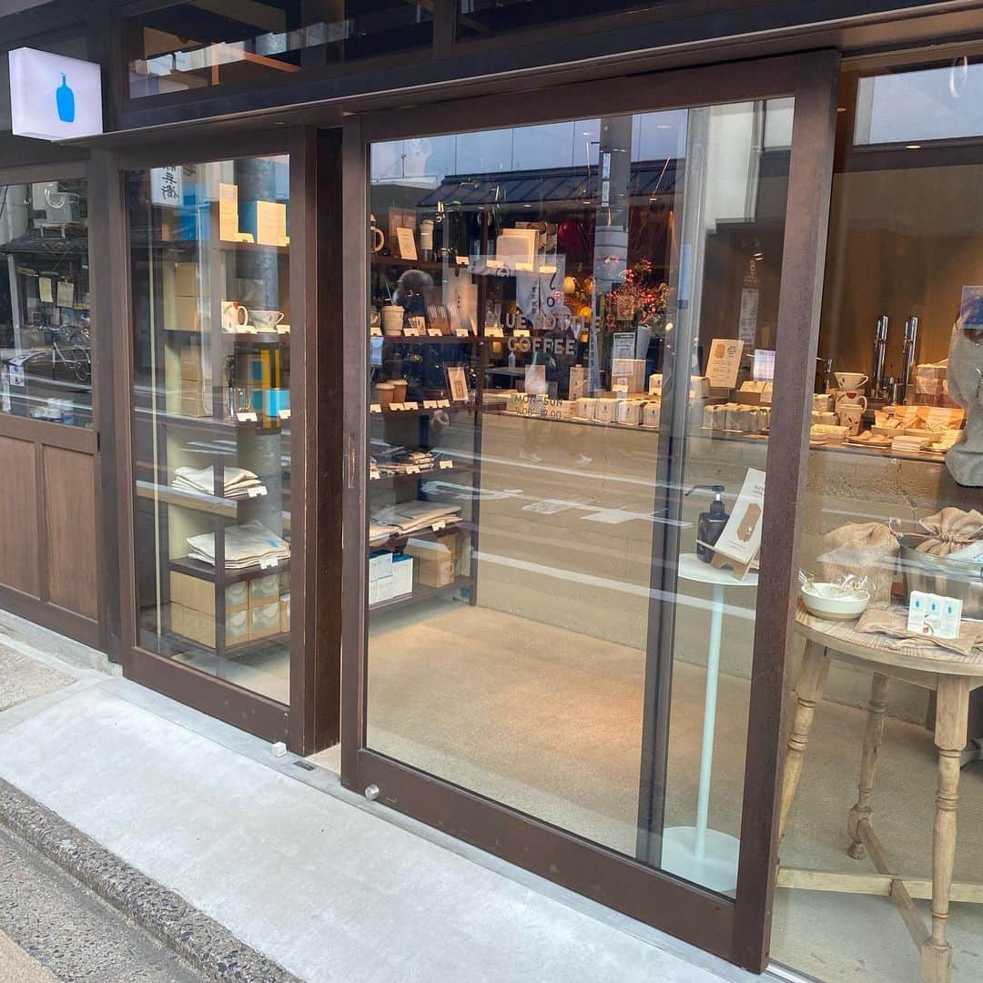 出口結菜さんのインスタグラム写真 - (出口結菜Instagram)「《🍃#京都　#bluebottlecoffee》﻿ ﻿ ﻿ ﻿ いろんな地方や国にあるコーヒーカフェ☕️❤︎﻿ ﻿ ﻿ 🍫🫕ホットチョコレートは﻿ ﻿ ほんのりほろ苦いなかにチョコレートの甘みがあって﻿ ﻿ ビター感強めの少し大人の味😌♥️﻿ ﻿ ﻿ ﻿ ﻿ コーヒー豆素材の味もしっかり味わえて、﻿ 落ち着くの、、💭﻿ ﻿ ﻿ ﻿メニューの中でも甘い方みたい♪ ﻿ #ブルーボトルコーヒー #ブルーボトルコーヒー京都 #bluebottle #六角  #京都六角 #京都カフェ #京都グルメ #京都観光 #京都旅行 #ブルーボトル #カフェ #cafe #ホットチョコレート #全国グルメ #コーヒー #コーヒータイム #カカオ #ティータイム #女子旅 #ポニーテール #落ち着く空間  #グルメ #グルメ女子 #飲み物 #coffee #映えカフェ #映えスポット #ラビグルメ」12月24日 21時38分 - yui_laby0622