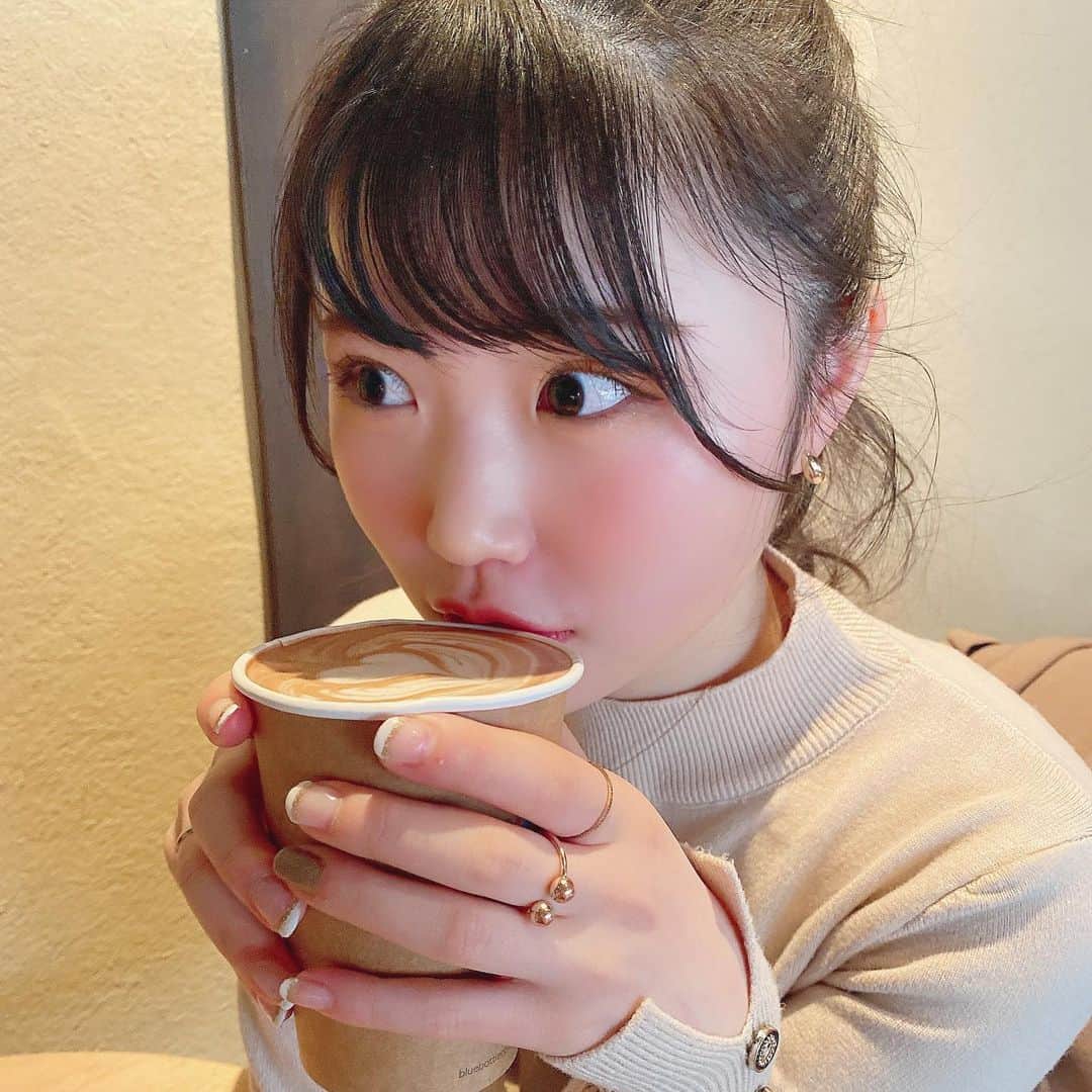 出口結菜さんのインスタグラム写真 - (出口結菜Instagram)「《🍃#京都　#bluebottlecoffee》﻿ ﻿ ﻿ ﻿ いろんな地方や国にあるコーヒーカフェ☕️❤︎﻿ ﻿ ﻿ 🍫🫕ホットチョコレートは﻿ ﻿ ほんのりほろ苦いなかにチョコレートの甘みがあって﻿ ﻿ ビター感強めの少し大人の味😌♥️﻿ ﻿ ﻿ ﻿ ﻿ コーヒー豆素材の味もしっかり味わえて、﻿ 落ち着くの、、💭﻿ ﻿ ﻿ ﻿メニューの中でも甘い方みたい♪ ﻿ #ブルーボトルコーヒー #ブルーボトルコーヒー京都 #bluebottle #六角  #京都六角 #京都カフェ #京都グルメ #京都観光 #京都旅行 #ブルーボトル #カフェ #cafe #ホットチョコレート #全国グルメ #コーヒー #コーヒータイム #カカオ #ティータイム #女子旅 #ポニーテール #落ち着く空間  #グルメ #グルメ女子 #飲み物 #coffee #映えカフェ #映えスポット #ラビグルメ」12月24日 21時38分 - yui_laby0622