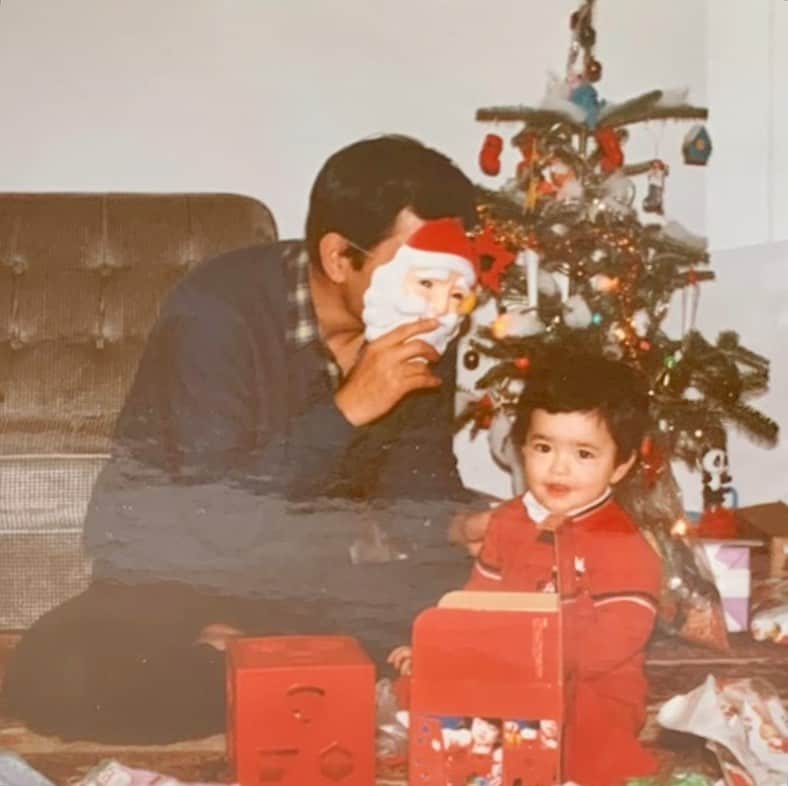 のインスタグラム：「Merry merry Christmas 🎄❤️❤️❤️  なつかしの一枚。空手家でもあって、超スパルタだった父がサンタさんごっこしてくれてるレアな写真🙄何回見てもびっくりで、でもちょっと嬉しくなります。 そして記憶にないのがくやしかーーw  今宵と明日は、わたしの食のメンターであり、フードレメディストの美恵さんの　#おやすみライブ　と、お久しぶりの #Earthstudy  シリーズでコラボライブをする事になりました！良かったら遊びに来てね☺︎ “新しい時代の暮らし方とは” そんなテーマがメインになりそうです。皆さんのお話も聞かせて下さい♩ストーリーの方で質問ボックスもアップしてます〜っ、 今日は美恵さんアカウント→ @miemajyo  明日はNOMAアカウントなり♩  みなさん、心暖かなクリスマスを🎅🏻🌈♥️♥️♥️  #christmas #2歳 #InstagramLive #おやすみライブ #earthstudy #love」