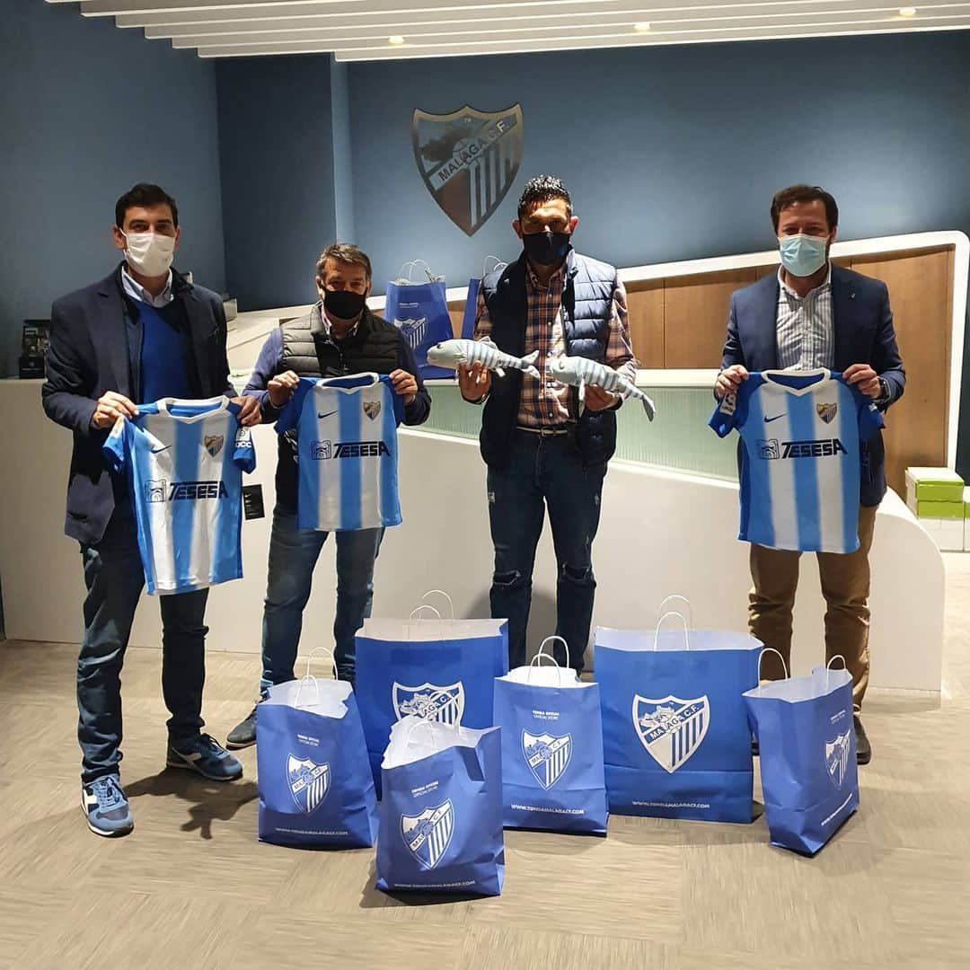 マラガCFさんのインスタグラム写真 - (マラガCFInstagram)「¡Donación malaguista 💙🤍 para 'Operación Juguete'!  #MCFCompromiso #FundaciónMCF #navidad2020🎄🎅🎁」12月24日 21時39分 - malagacf