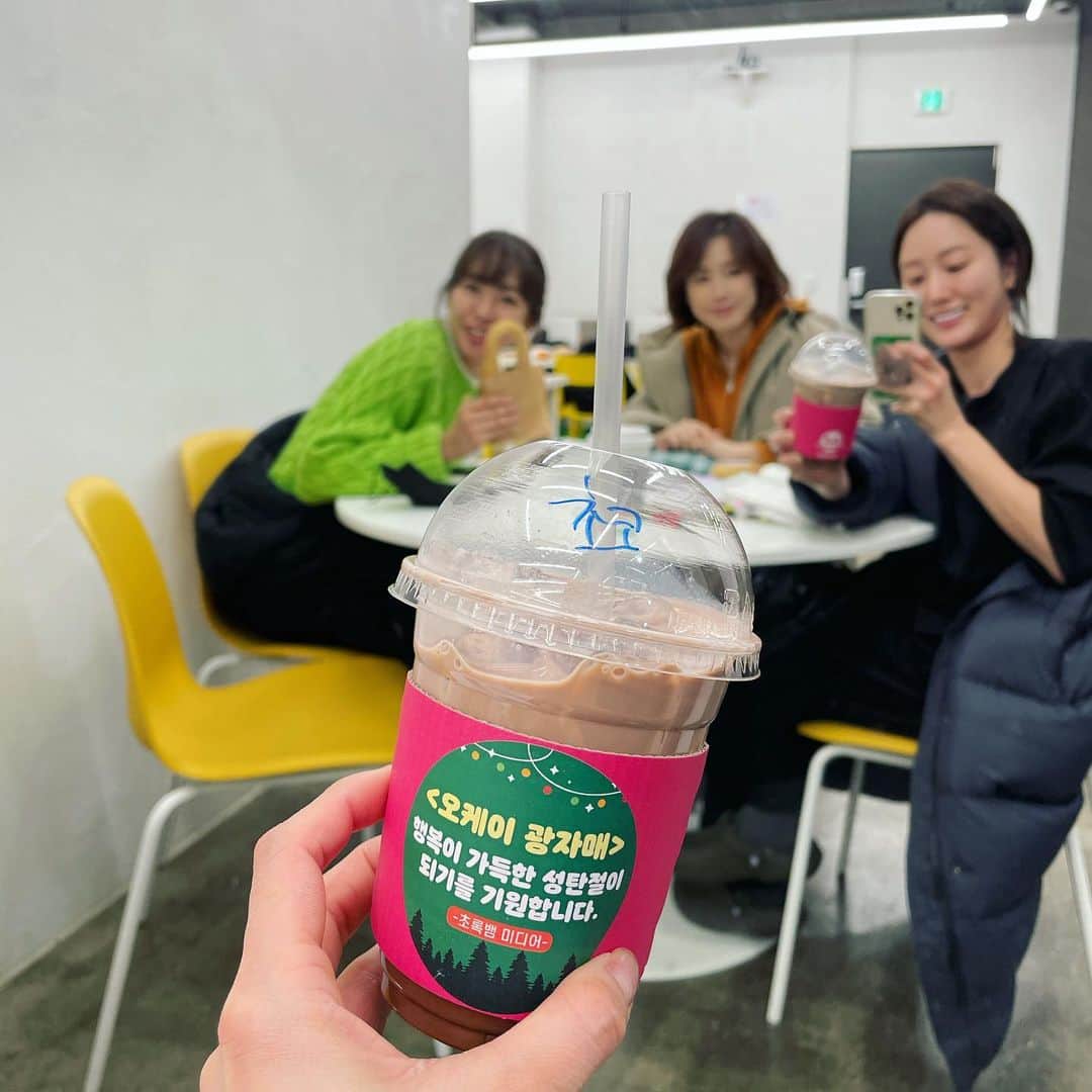 チョン・ヘビンのインスタグラム：「광자매의 크리스마스이브🎄 #초록뱀 에서 보내주신 아이스초코로 #당충전  #감사해요☺️#오케이광자매 #오늘안에만끝나라 #산타할아버지랑#같이집에도착하겠어요」