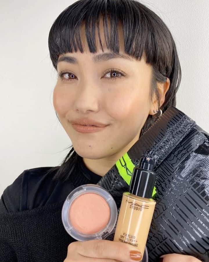 M∙A∙C Cosmetics Japanのインスタグラム：「【オンライン先行発売】2021年ラッキーバッグ🎍✨   M·A·Cで人気のアイテムが揃った3種のラッキーバッグが、12月28日(月)公式オンライン先行発売！どこよりも早く、M·A·Cのラッキーバッグを手に入れるチャンス✨ 新年に相応しい豪華なキットを見逃さないで！  ㅤ ＼税込13,000円相当！／ ■M·A·C ニュー イヤー メイクアップ キット 【マット アイ】（税込9,680円） 【内容】 ・スタジオ フィックス フルイッド SPF 15（30ml）: NC25 ・フィックス＋ オリジナル（30ml） ・グロー プレイ ブラッシュ（7.3g）: ソー ナチュラル ・スモール アイシャドウ（1.5g）: オメガ ・ライトフル C+ SPF 30 ファンデーション（1.5g）: NC30 ・オリジナルポーチ ※サイズ: H160 x W180 x D50mm  ㅤ ＜発売情報＞ ☑︎2020/12/28(月) 公式オンライン先行発売 (午前10時発売予定。システムの影響により、発売が多少前後する可能性がございます。何卒ご了承ください) ☑︎2021/1/1(金) 発売 ・伊勢丹 新宿本店、阪急うめだ本店、西武池袋本店、岩田屋本店 本館、ジェイアール名古屋タカシマヤ、三越伊勢丹化粧品オンラインストア meeco、阪急百貨店公式コスメ通販サイト﻿ HANKYU BEAUTY ONLINE、西武・そごう公式ショッピングサイトサイト e.デパート ※12/26(土)〜伊勢丹 新宿本店、西武池袋本店、ジェイアール名古屋タカシマヤ限定で予約を開始しております。」