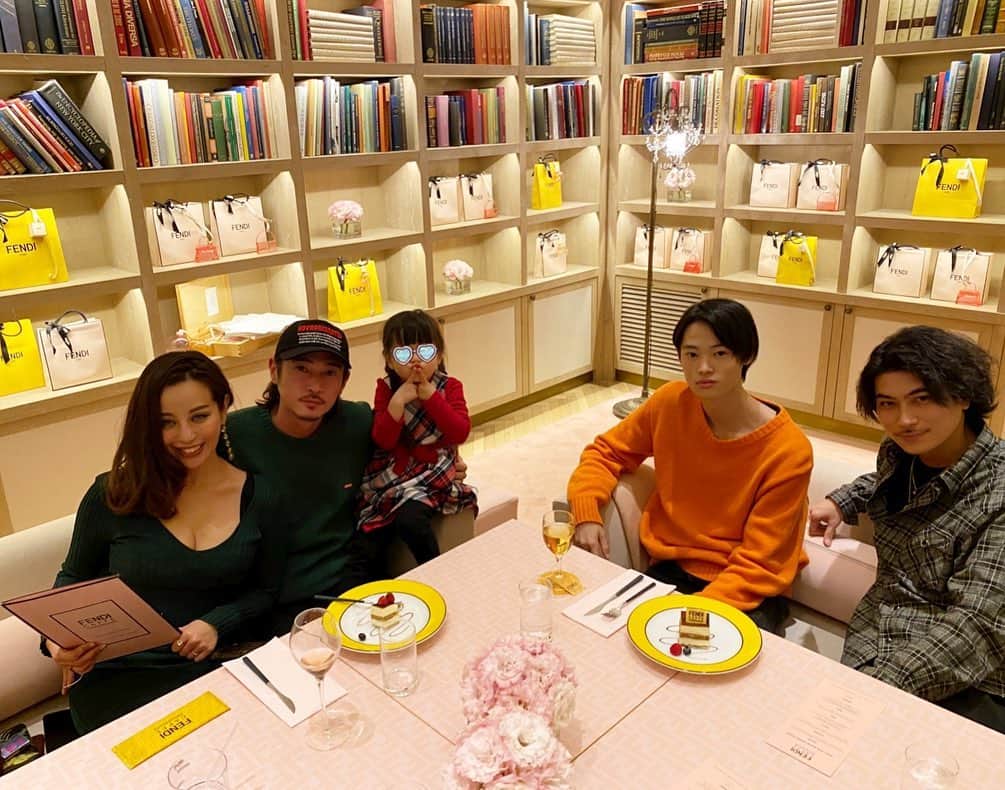 PINKYのインスタグラム：「Christmas eve family dinner 🎄🍽❤️✨ at FENDI cafe  @anniversaire_cafe  　 皆んなでゆっくり美味しいお料理をいただいて、 最高のクリスマスイブになりました🍽❤️🎁  ・・・ #fendicafe  #anniversairecafe #omotesando」