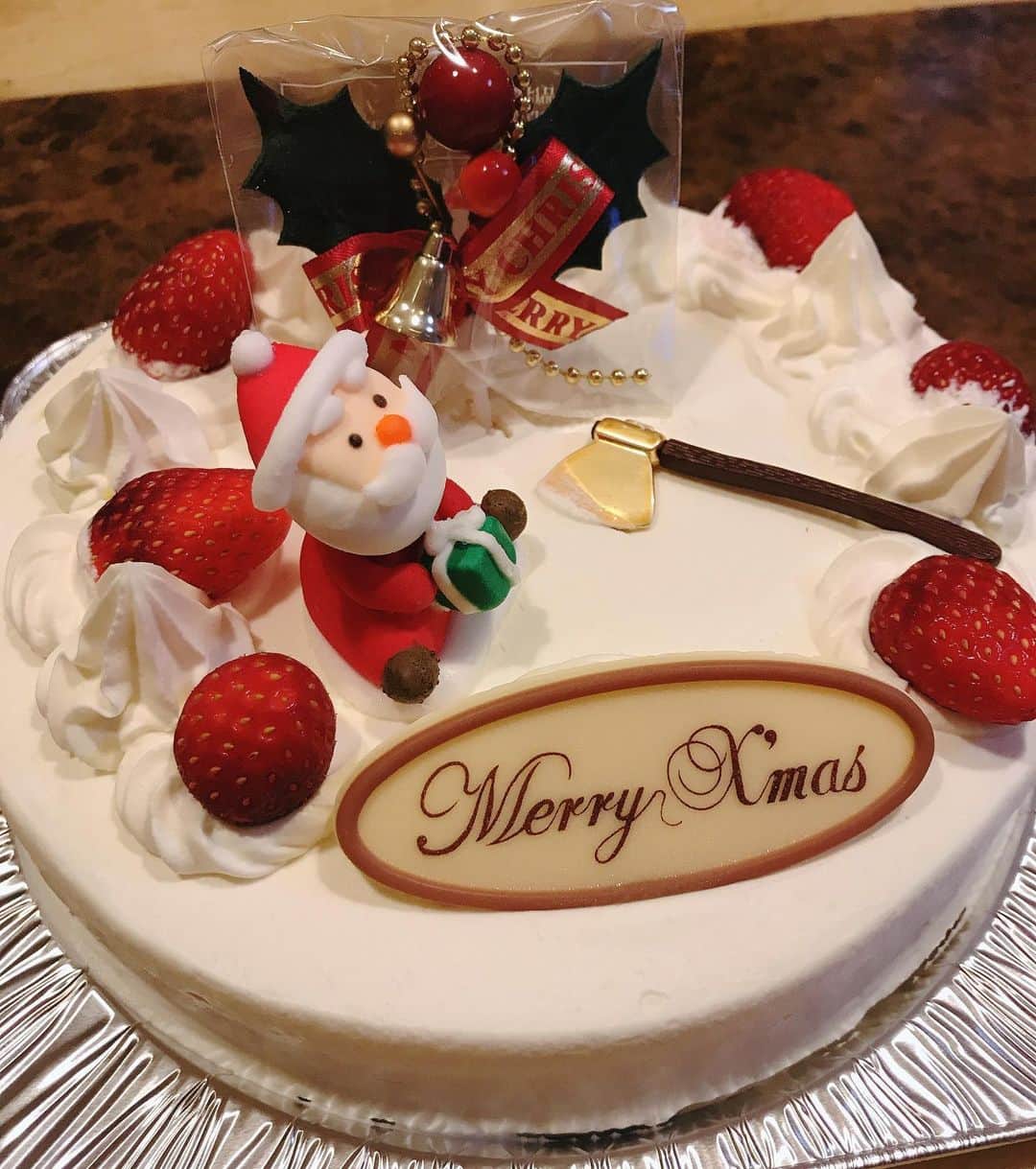 亜羽音さんのインスタグラム写真 - (亜羽音Instagram)「🎂ケーキ食べました！お店に30分並びました😅クリスマスはいつも何となくホールケーキを買ってしまいます💦 勿論1日では食べられませんw  #クリスマス #クリスマスケーキ #メリクリ #スイーツ #メリークリスマス」12月24日 21時50分 - ahanechan