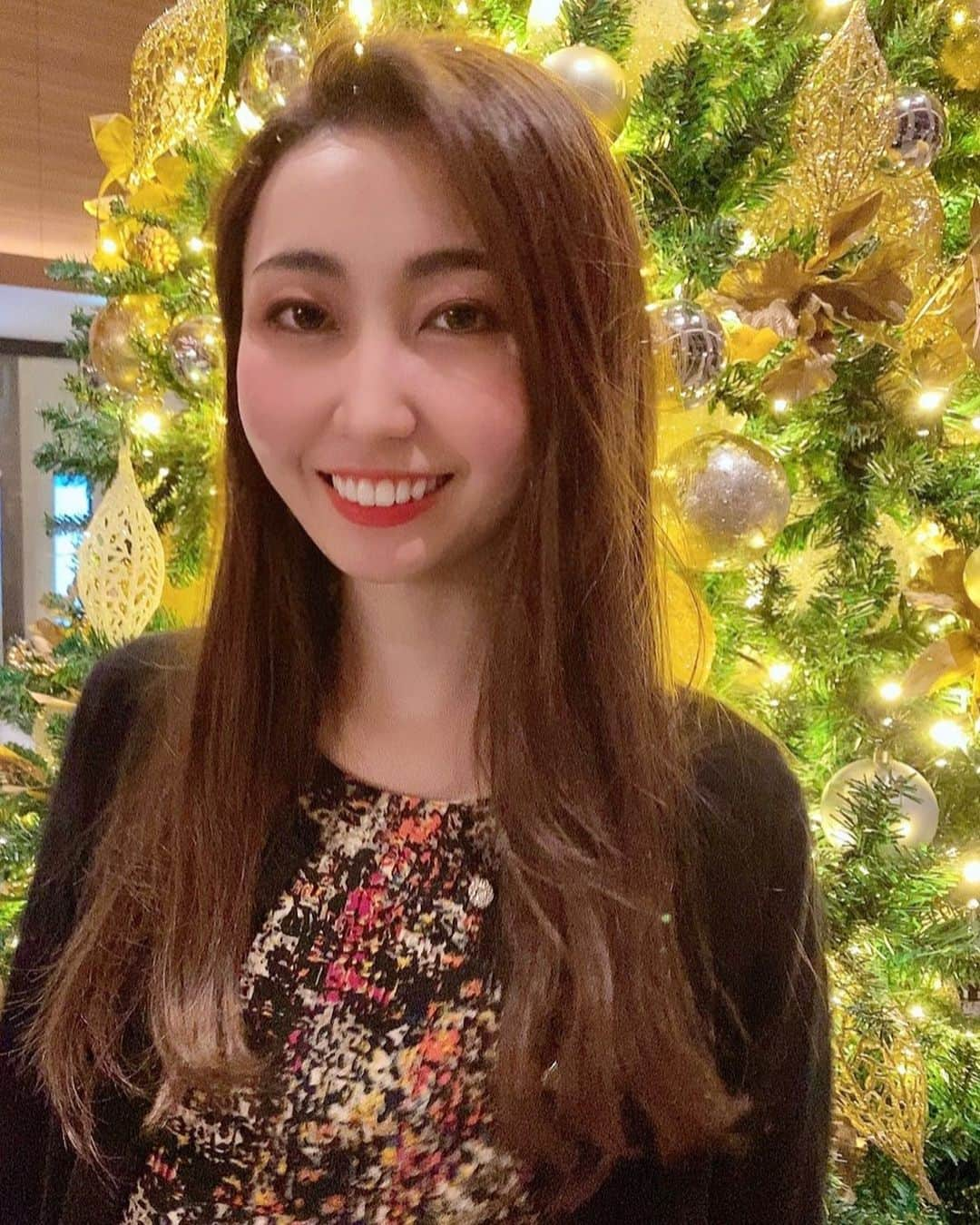 尾崎ありさのインスタグラム：「Merry Christmas Eve🎄﻿✨  ﻿ ﻿ ﻿ #merrychristmas #merrychristmas  #japanesegirl #christmas #beautiful #christmastree #travel #love #amazing #okinawa #illumination #trip #traveler  #halekuraniokinawa #halekurani #東カレ倶楽部 #旅 #旅スタグラム #クリスマスオーナメント #沖縄観光 #クリスマスツリー #ツリー #ハレクラニ #イルミネーション #お菓子の家 #メリークリスマス  #沖縄 #旅行 #沖縄旅行」