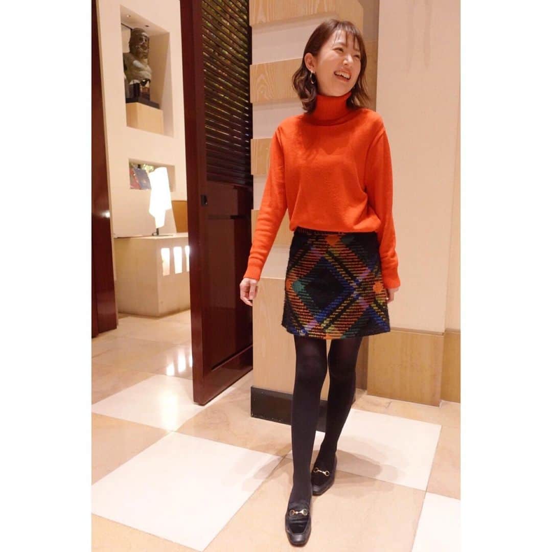 的場絢香さんのインスタグラム写真 - (的場絢香Instagram)「*﻿ ﻿ Christmas eve🎄❣️﻿ 皆さんいかがお過ごしですか♩﻿ ﻿ クリスマスカラーの洋服きて﻿ にっこにこ〜！ ﻿ coat :﻿ #tommorowland  knit :﻿ #uniqlo  skirt :﻿ #aliceandolivia  shoes :﻿ #beams  pierce :﻿ #tiffany  ﻿ _ _ _ #クリスマスイブ  #マトバ服」12月24日 21時46分 - ayaka_matoba