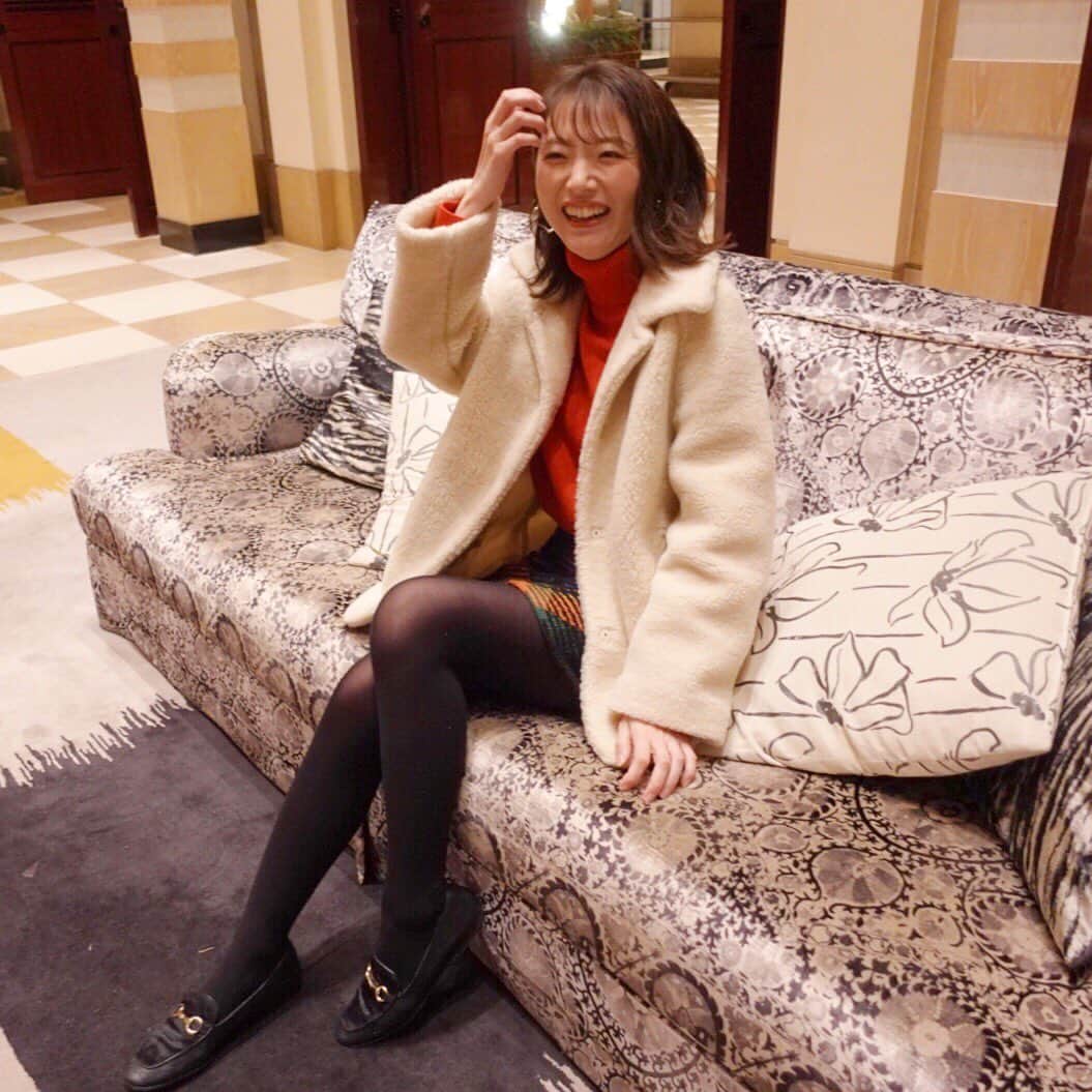 的場絢香さんのインスタグラム写真 - (的場絢香Instagram)「*﻿ ﻿ Christmas eve🎄❣️﻿ 皆さんいかがお過ごしですか♩﻿ ﻿ クリスマスカラーの洋服きて﻿ にっこにこ〜！ ﻿ coat :﻿ #tommorowland  knit :﻿ #uniqlo  skirt :﻿ #aliceandolivia  shoes :﻿ #beams  pierce :﻿ #tiffany  ﻿ _ _ _ #クリスマスイブ  #マトバ服」12月24日 21時46分 - ayaka_matoba