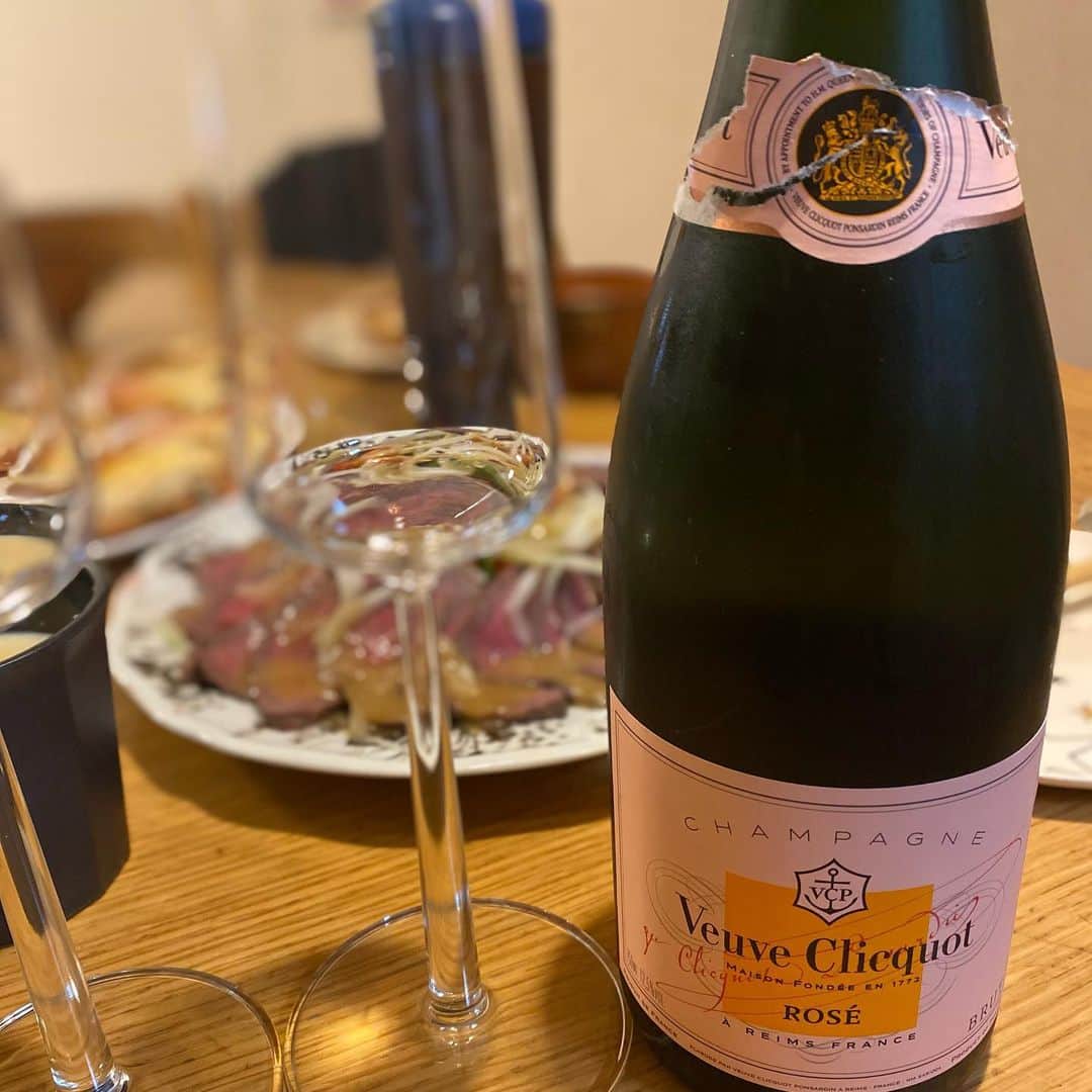 蒼井里紗のインスタグラム：「クリスマスイブは家族で。  なんだか今年は これまで以上に クリスマス感なかったけど、  夕方から娘とケーキ作って、  せっかだからって、 良いシャンパンあけて、  ローストビーフたんまり作って、  好みの厚さに切って、  子どもたちはシャンメリー。  これぞ、 幸せなクリスマスですなっ。  #クリスマスパーティー  #クリスマスディナー  #クリスマスは家族と  #クリスマスイブ  #サカママ  #柴犬大好き  #手作りクリスマス  #ヴーヴ・クリコ #veuvecliquot  #veuveclicquotrosé」