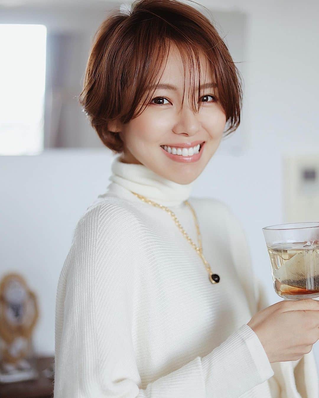 小松あやのインスタグラム：「. ❄️🎄🎅🎄❄️ Merry Christmas  　 今年はクリスマスっぽいことは何にもしなかったんだけど、 唯一、姪っ子にプレゼントを贈りました🎁 でも今夜には間に合わないな🥲 出来の悪いサンタでごめん、姪っ子よ。 　 さ、明日は年賀状書くぞ(ง°̀ﾛ°́)ง🔥 　 皆さますてきな夜を✨ 　 　 #ショートカット女子 #ショートヘア女子 #ショートスタイル #30代ショート #30代ヘアスタイル #サロンモデル #丸顔ショート」