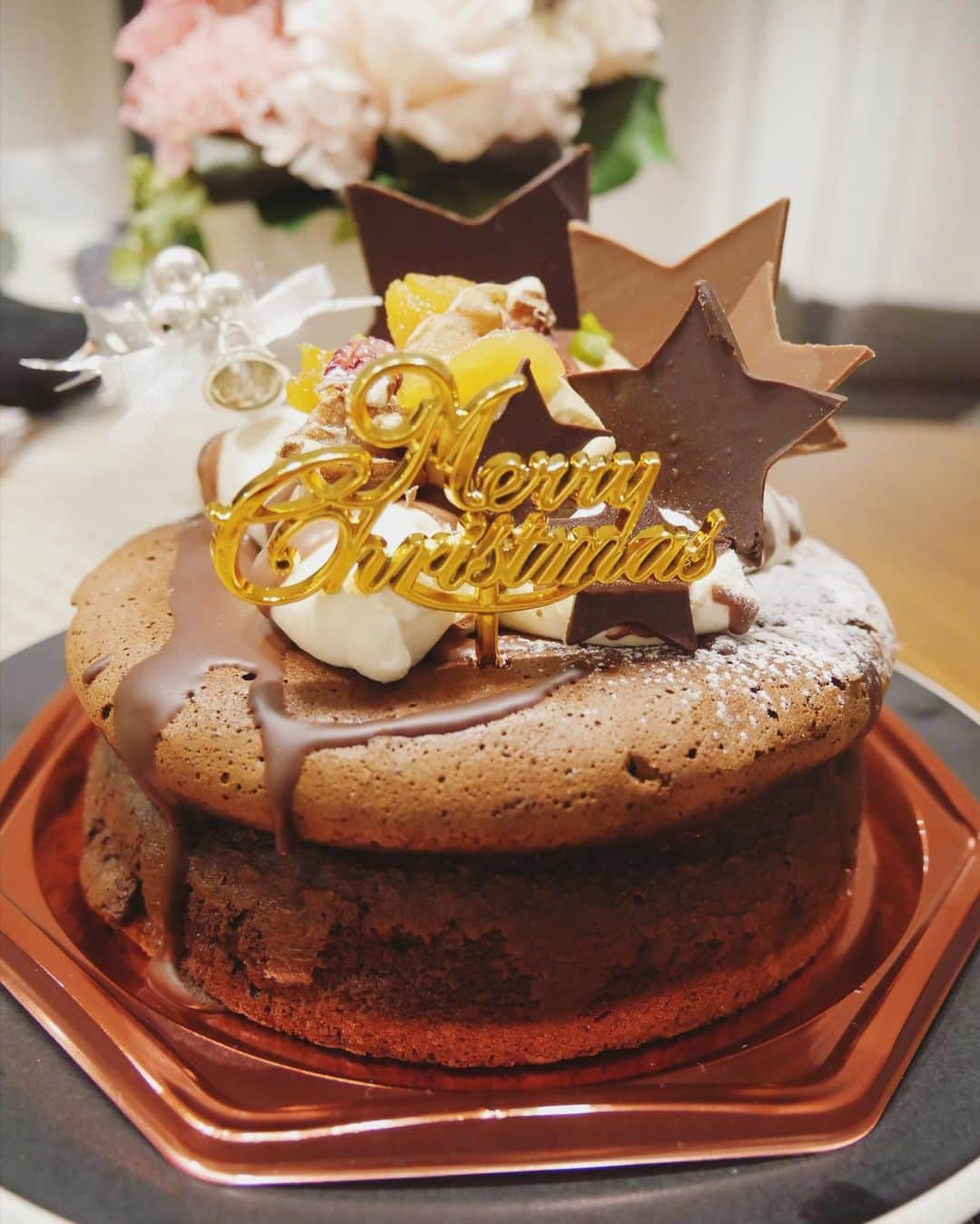 本田朋子さんのインスタグラム写真 - (本田朋子Instagram)「Merry Christmas🎄  #クリスマスディナー　 #おうちごはん  #クリスマスイブ #クリスマスケーキ #パティスリールデパー #我が家の小さいサンタ #今夜も沢山笑顔のプレゼントを届けてくれました #練習中のpizzaの発音がツボ」12月24日 21時49分 - tomoko_honda_official_phonics