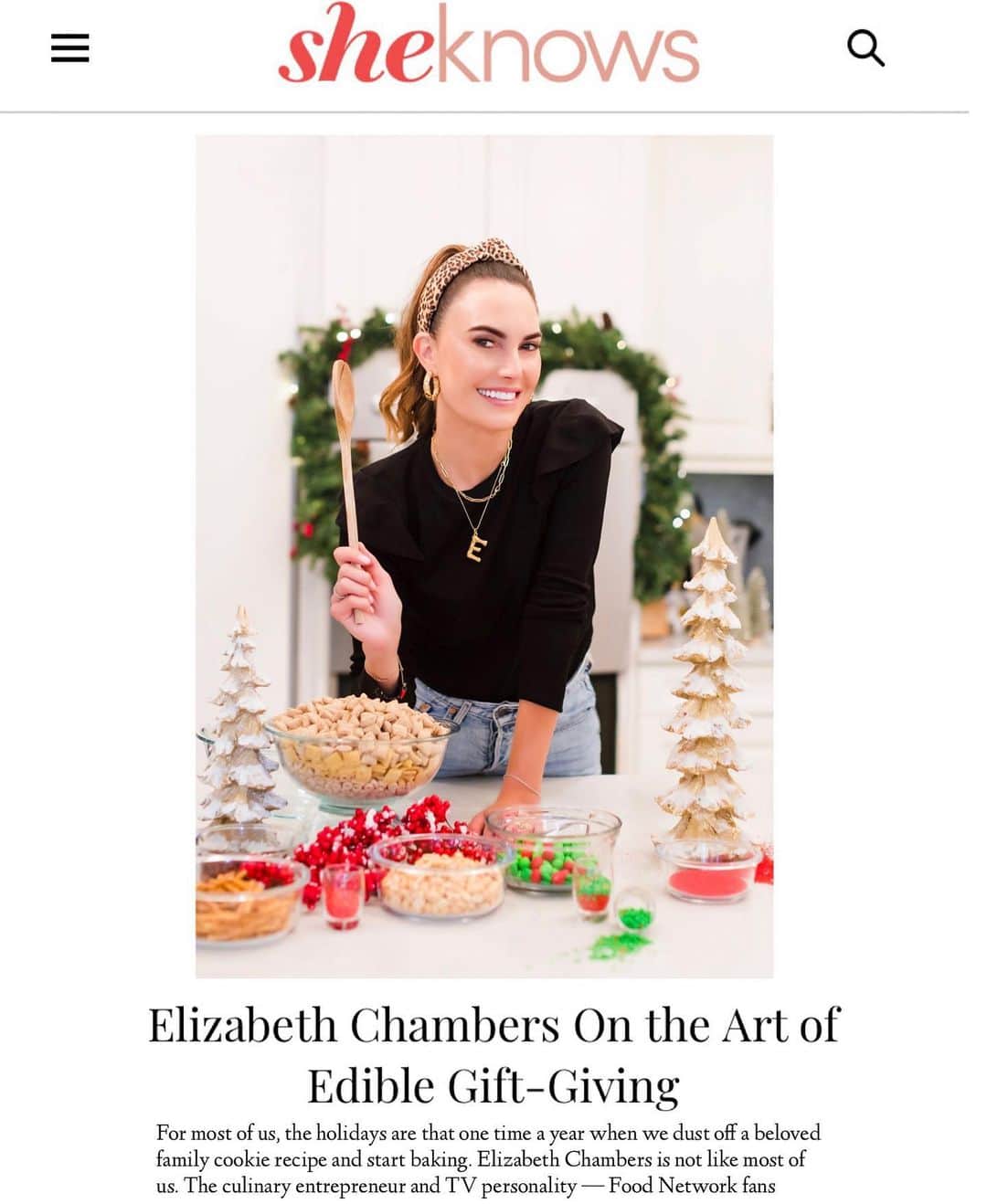 Elizabeth Chambers Hammerのインスタグラム：「Happy Christmas Eve! Growing up, it didn’t feel like Christmas until we had made 4,857 cookies and our family (and now @birdbakery) favorite, Reindeer Feed.  It’s the perfect mix of salty and sweet and a thoughtful treat for everyone on your list. I’m sharing the recipe and video @sheknows in my bio, so you can make it part of your Christmas tradition.  Happy baking and making, bbs! 🎄🦌」