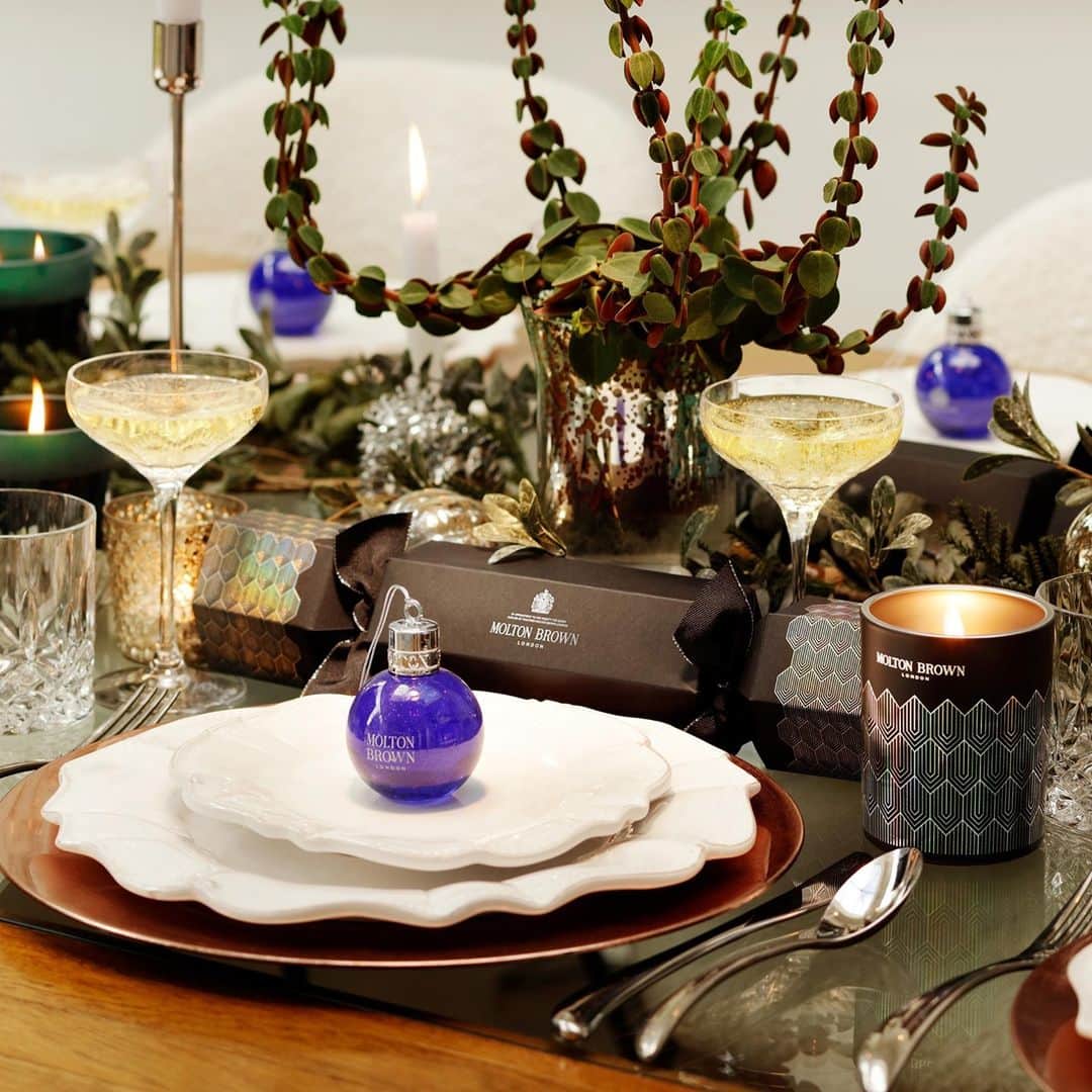 モルトンブラウンのインスタグラム：「With presents wrapped and the table ready, it’s time to wind down for Christmas Eve. Go on, treat yourself to a Bauble bath and a glass of fizz. #MakingSpiritBright」