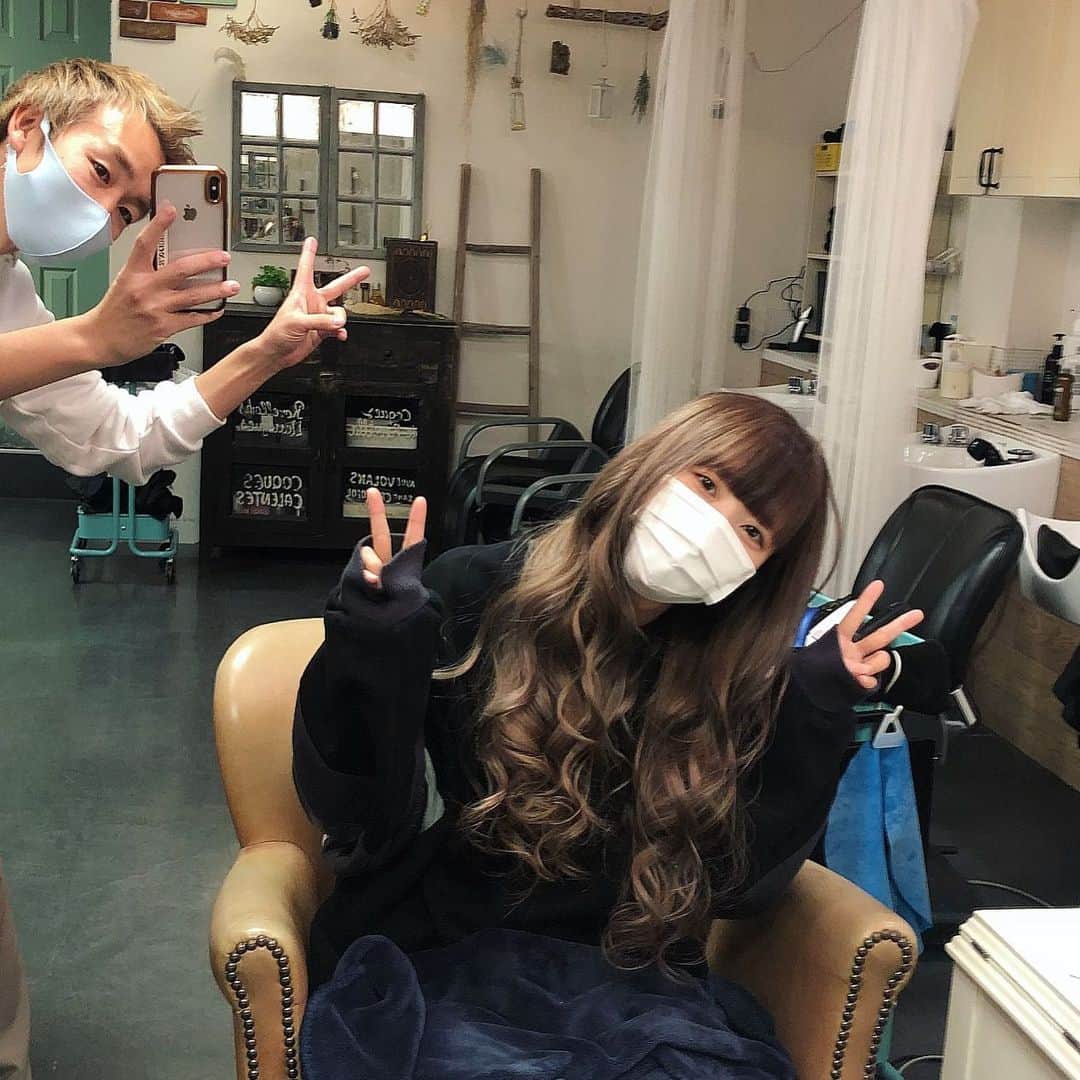 まぁむのインスタグラム：「♡ . .  髪色めっちゃいい感じ♡ クリスマスー🎄 今年も松岡さん、スピカのみなさんありがとうございました！ 来年もよろしくお願いいたします♡ @s_p_i_c_a  @spicamatsuoka  . . .  #スピカ#spica #haircolor #hairsalon #hair #原宿美容室 #ヘアサロン#harajuku #原宿 #トリートメント #髪色 #ロングヘアスタイル #ヘアアレンジ#アッシュカラー #スーパーロング」