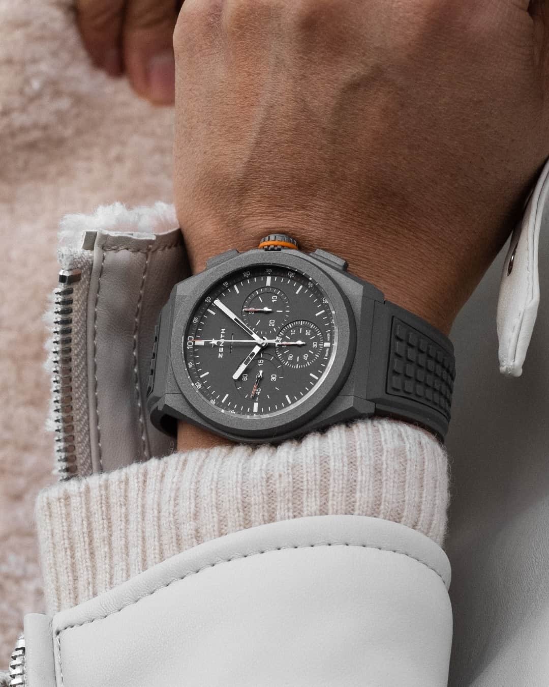 ゼニスのインスタグラム：「#Defy21: All grey with hints of orange, the DEFY 21 Land Rover edition stands out with its monolithic appearance, paired with a solid dial featuring a liner power reserve display - a first for the El Primero 21.」