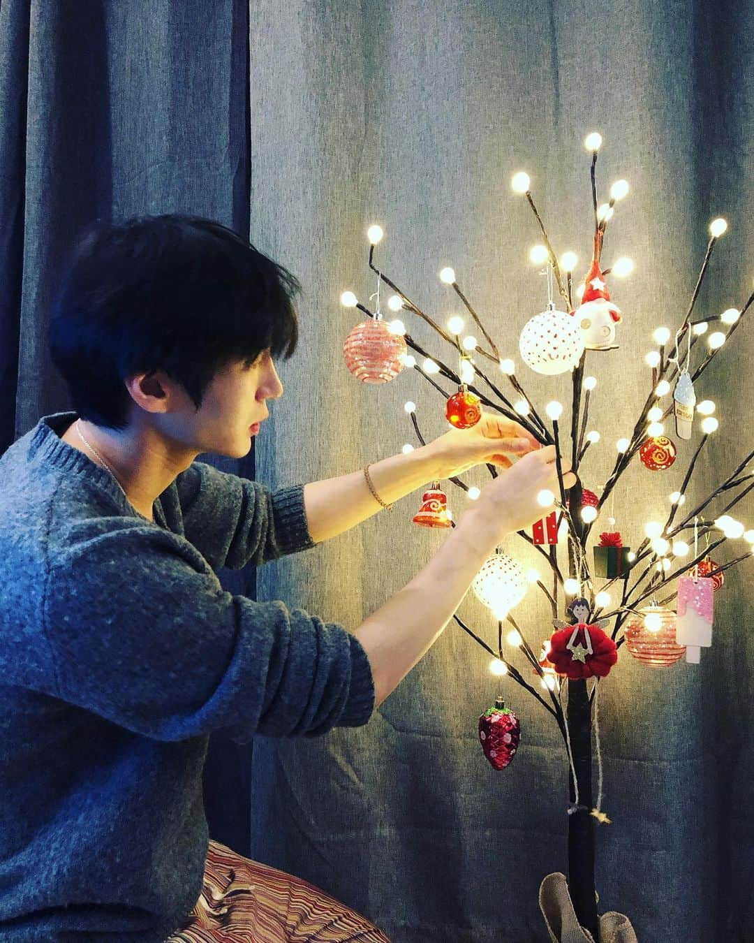 レオのインスタグラム：「Merry Christmas Eve⭐️ 혼자하는 불멍이 또 좋다고 해서..😶 마음이 유난히 추운 크리스마스지만 모두 행복하길」