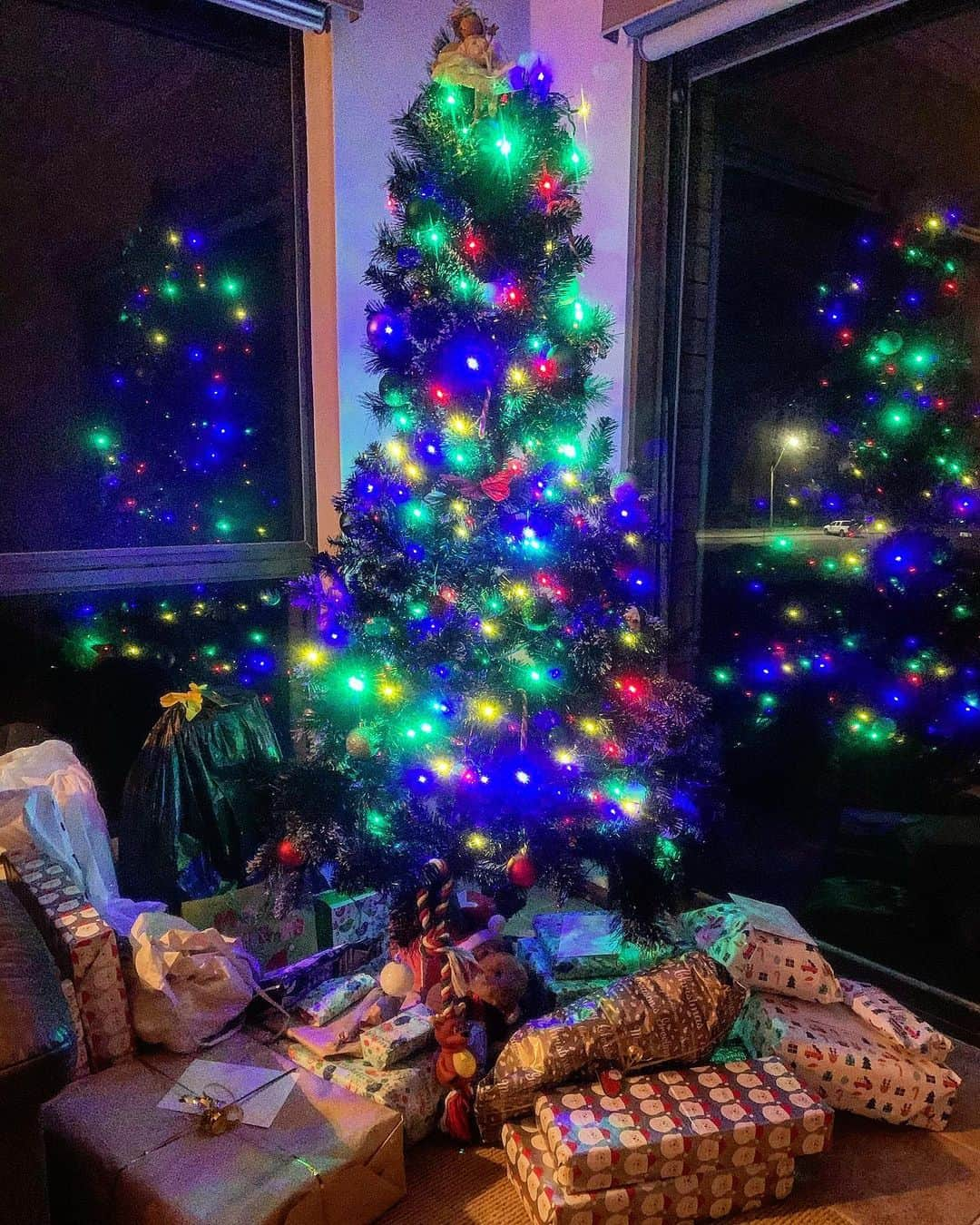 シャーニ・ヴィンソンさんのインスタグラム写真 - (シャーニ・ヴィンソンInstagram)「Goodnight to all and to all a good night 🎄 #christmaseve #christmasiscoming #christmastree #christmasgifts #lights #christmas #presents #santaclausiscomingtotown」12月24日 21時52分 - sharnivinson