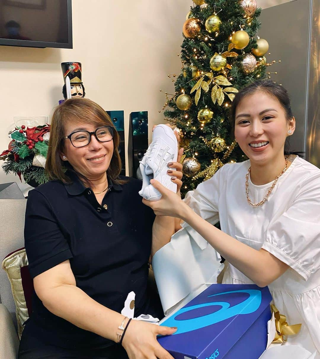 Alex Gonzagaさんのインスタグラム写真 - (Alex GonzagaInstagram)「Finally nabigyan na din sya ng “Nubber shoes”. First gift to open sa Noche buena dahil nahabol pa thanks to #SMCalltoDeliver ng #TheSMStore. Nagkaroon pa ulit ng pamaskong handog mula kay AG ang ina ko! #GiftgivingatSM is super safe and convenient! Kaya tawag na din kayo sa mga pahabol gifts #143SM nyo netizens! 🤍❤️」12月24日 21時53分 - cathygonzaga