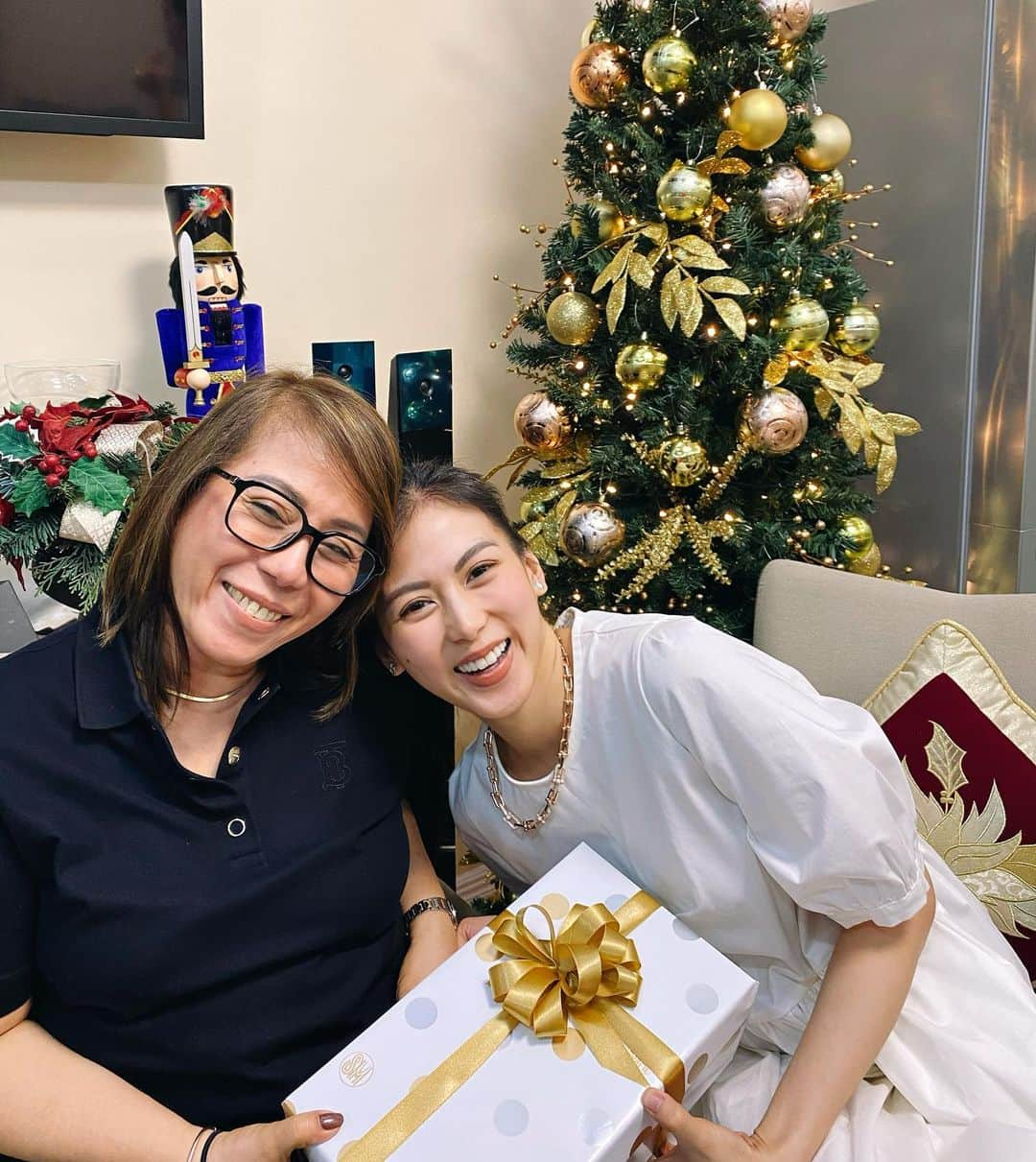 Alex Gonzagaさんのインスタグラム写真 - (Alex GonzagaInstagram)「Finally nabigyan na din sya ng “Nubber shoes”. First gift to open sa Noche buena dahil nahabol pa thanks to #SMCalltoDeliver ng #TheSMStore. Nagkaroon pa ulit ng pamaskong handog mula kay AG ang ina ko! #GiftgivingatSM is super safe and convenient! Kaya tawag na din kayo sa mga pahabol gifts #143SM nyo netizens! 🤍❤️」12月24日 21時53分 - cathygonzaga