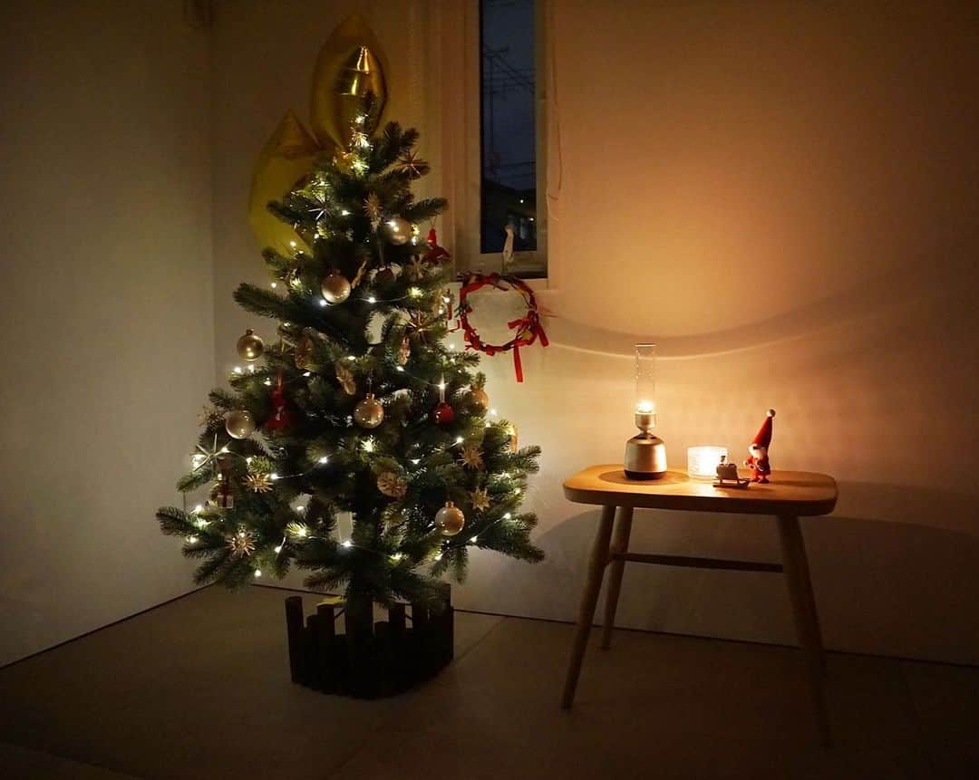 kao. さんのインスタグラム写真 - (kao. Instagram)「12/24 #クリスマスイブ  息子も寝たのでサンタ業務終了♩…と、 今頃なっている予定だったのですが。  今日は先程夫が単身先から帰宅して、 息子がまだ起きてます😅 そろそろ寝てくれ〜い。  サンタのみなさまおつかれさまです🎅✨ ハッピーなクリスマスを🎄 　  お気に入りすぎるsonyのグラスサウンドスピーカー🕯✨ 光が美しくて、沢山写真を撮っていたので載せてみました☺️💕 #roomに載せてます →@kao_kurashi  　  　 #サンタ業務#グローバルトレード#カステヘルミ#キャンドルホルダー#グラスサウンドスピーカー#ジュエリーライト#ノルディカニッセ#単身赴任#単身赴任妻」12月24日 21時55分 - kao_kurashi