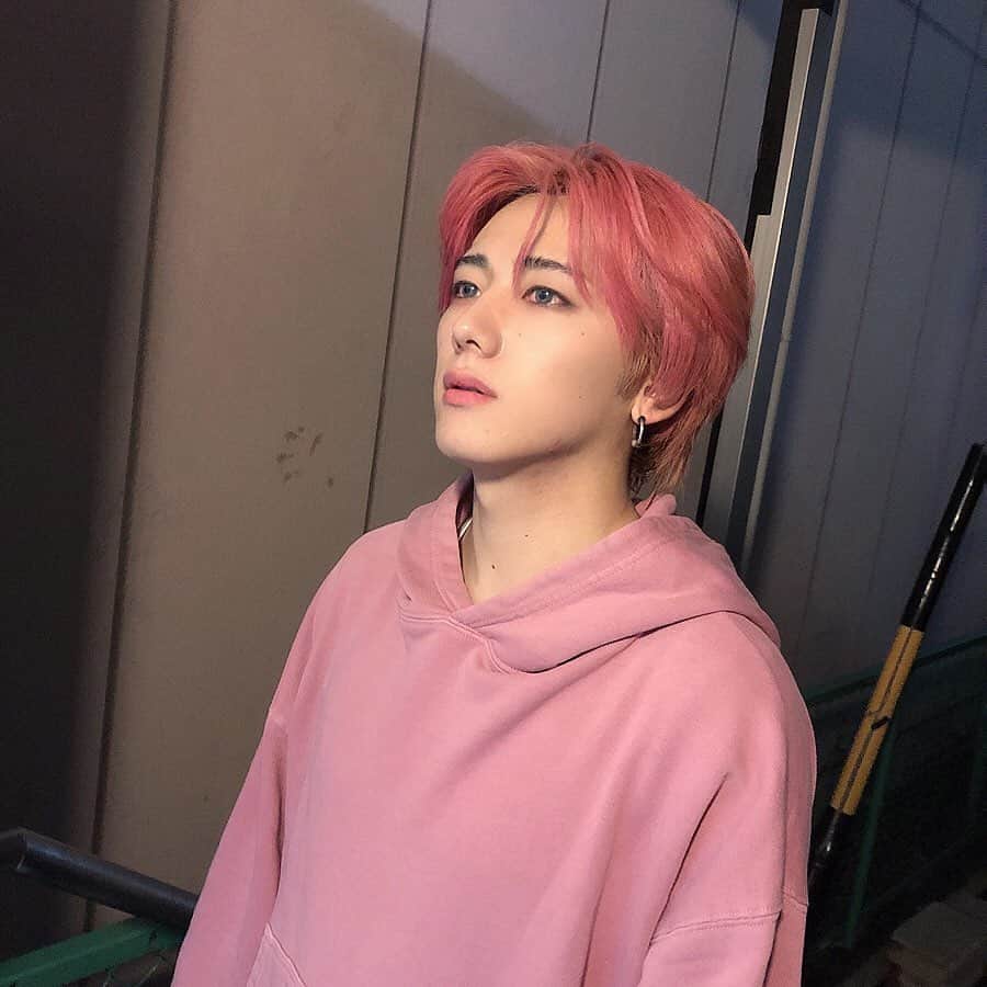 Yuyaさんのインスタグラム写真 Yuyainstagram こちの方がいいてメンバーにちょこちょこ髪いじられた解せぬ 少しコメント返すねっ ピンク髪 ピンクヘアー ピンクヘア コンマバング センター分け センターパート 彼氏感 制服 学生服 韓国