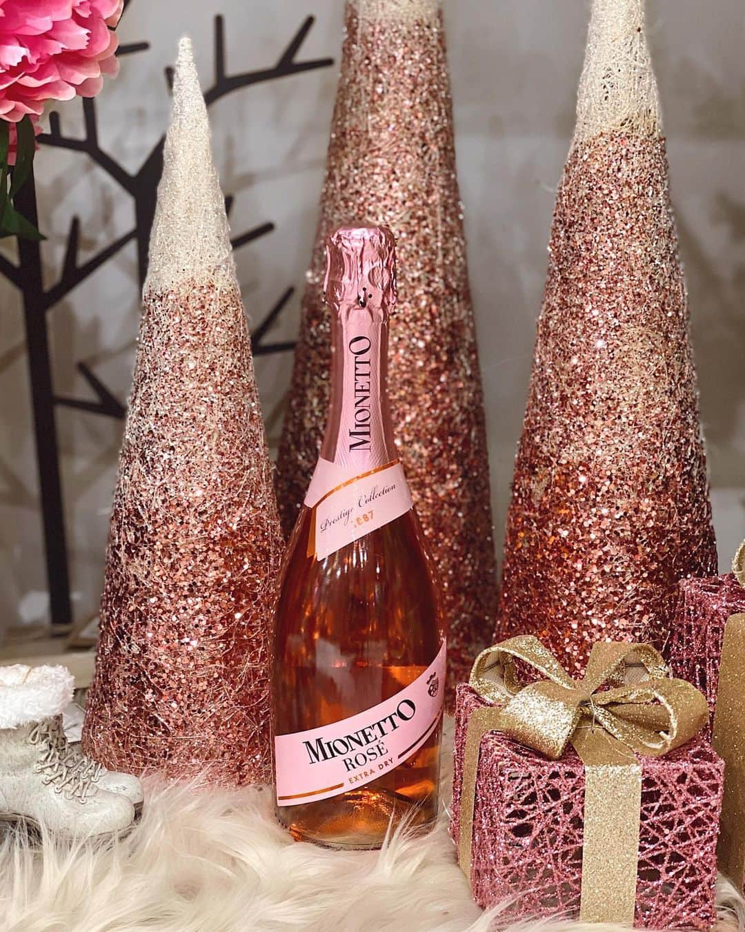 Mionetto Prosecco Montenegroさんのインスタグラム写真 - (Mionetto Prosecco MontenegroInstagram)「Mionetto Rosé - za svaku priliku 💞🎆🥂 . .  #mionettoprosecco #valdobbiadene #G3Spirits #montenegro #mionettoME #lifestyle #mionetto #mymionetto #madeinitaly #prosecco #proseccotime #italy #sparklingwine #wine #autumn」12月24日 21時56分 - mionettome