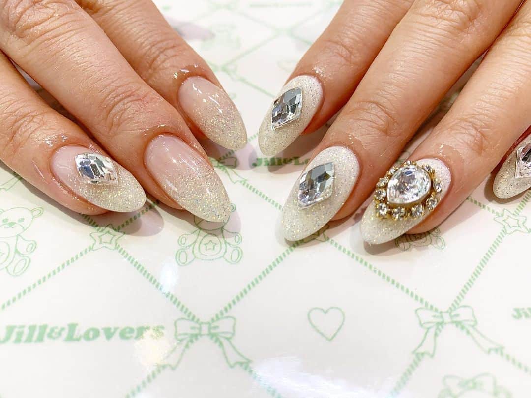 mamijinguのインスタグラム：「このキラキラが1番人気✨  #jillandlovers #nail #nailart #paragel #gelneil#gel #ネイル #ネイルアート #me #look #love #かわいい」