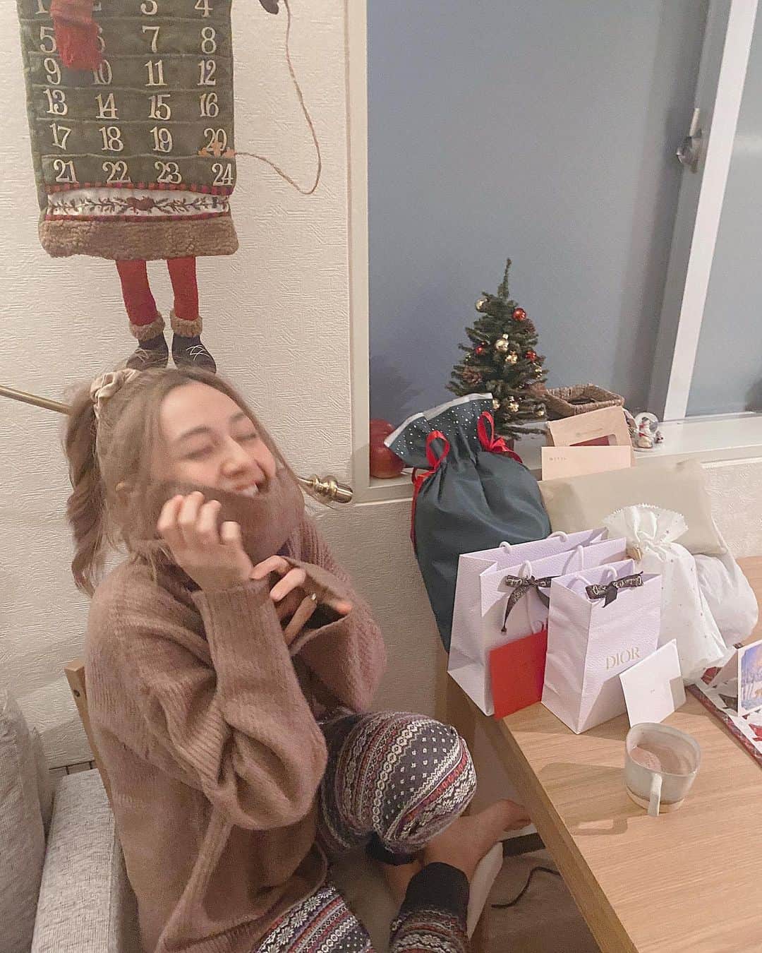 想乃のインスタグラム：「happy christmas eve🥂 明日のためにココアを飲みながら 小さいツリーの下にプレゼントをセッティング🤍 明日の朝が楽しみ🥰」