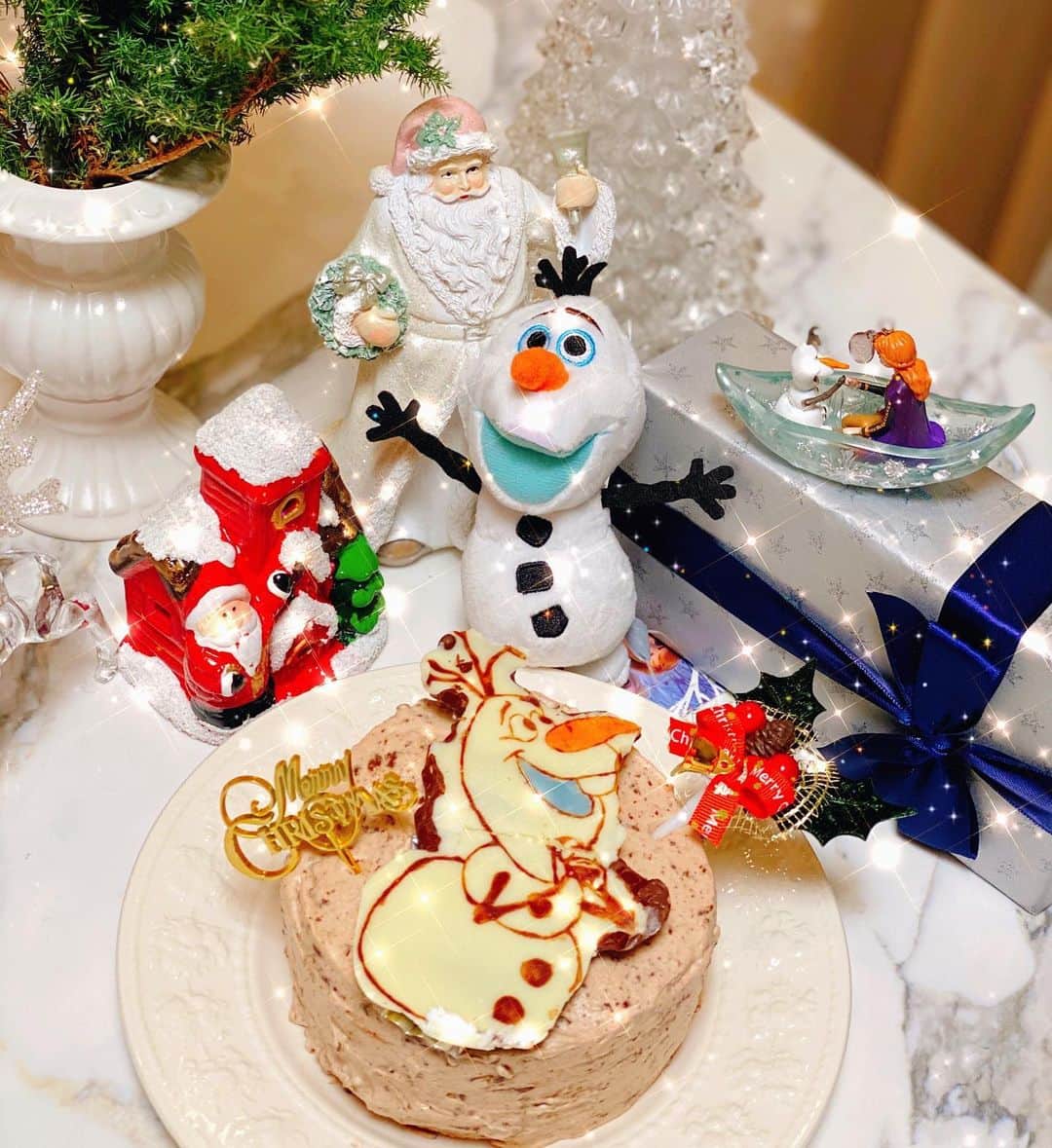 倉岡生夏のインスタグラム：「メリークリスマスイヴ🎄🎄 ・ ・ 今日までお持ち帰りクリスマスレッスンでした⭐️ ・ レッスンではグルテンフリーガトーショコラ作りましたが、我が家はチョコクリームのオラフケーキをつくりました❣️ ・ ・ 夜中にバタバタとつくったので、もっといちごとか載せたかったんだけど、買い忘れ💦 ・ ・ ・ おいしいお紅茶と頂きます^_^ ・  みなさんらおうちで素敵なクリスマスをお過ごし下さいね💓 ・ ・ ・ #おうちクリスマス #おうちディズニー #オラフケーキ  #オラフ #愛され料理  #おうちごはんlover  #可愛いお菓子  #キャラ弁 #クリスマスメニュー  #クリスマスレシピ  #xmas  #merrychristmas  #christmascake」
