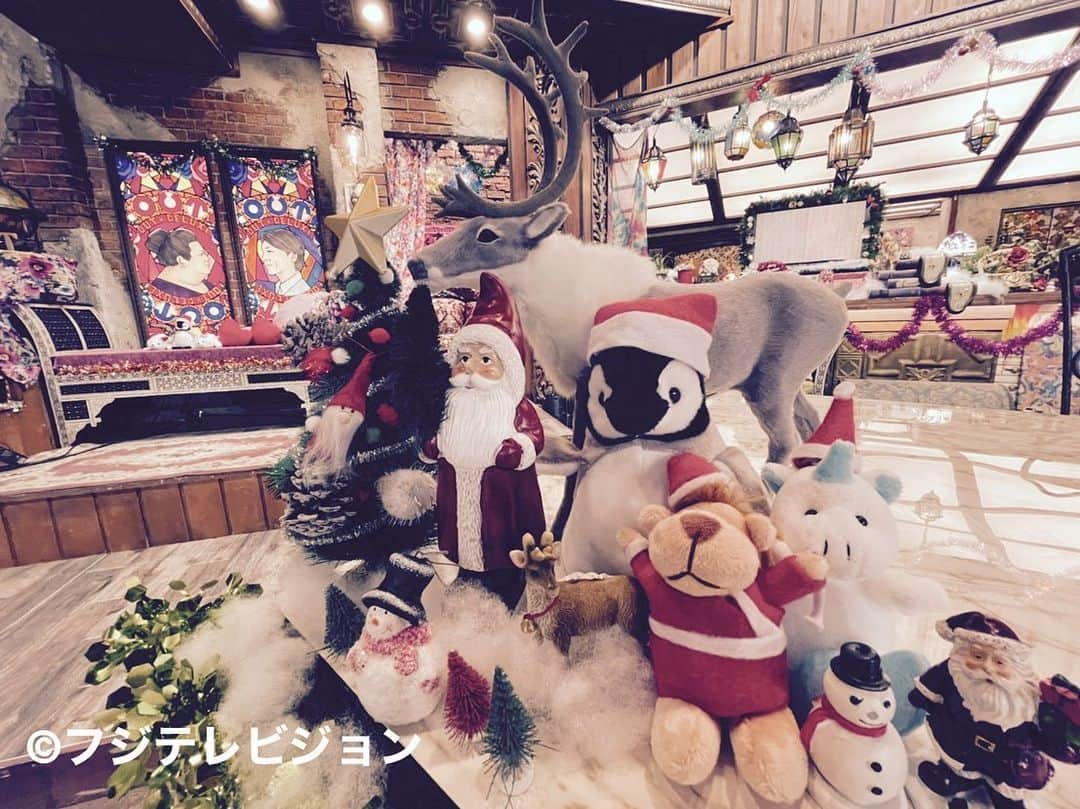 フジテレビ「アウト×デラックス」のインスタグラム：「今夜のアウトデラックスは…  2020年ラスト放送は 🎄クリスマス・イブ生放送1時間SP🎄  今夜だけのアウト歌謡祭開幕‼️  サプライズゲストも登場⁉️ どうなる生放送⁉️  クリスマスバージョンのスタジオをチラ見せ💖  ハラハラドキドキな今夜は夜11時から💫  #矢部浩之  #マツコデラックス  #山里亮太  #クリスマス  #クリスマスパーティー  #アウトデラックス」