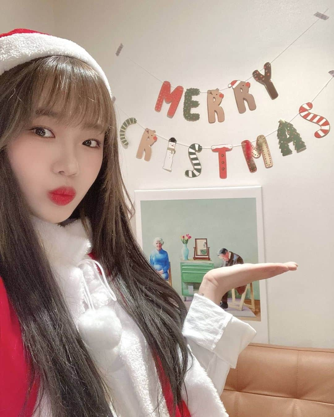 チェ・ユジョンのインスタグラム：「잠시후 7시 🕖  크리스마스 이브 ♡  유정이랑 함께해요 ! ☃️🎄🎅🏻🎁🍪  #유정 🌻 #브이라이브 #위키미키 #WEKIMEKI #CHOIYOOJUNG #최유정 #YOOJUNG」