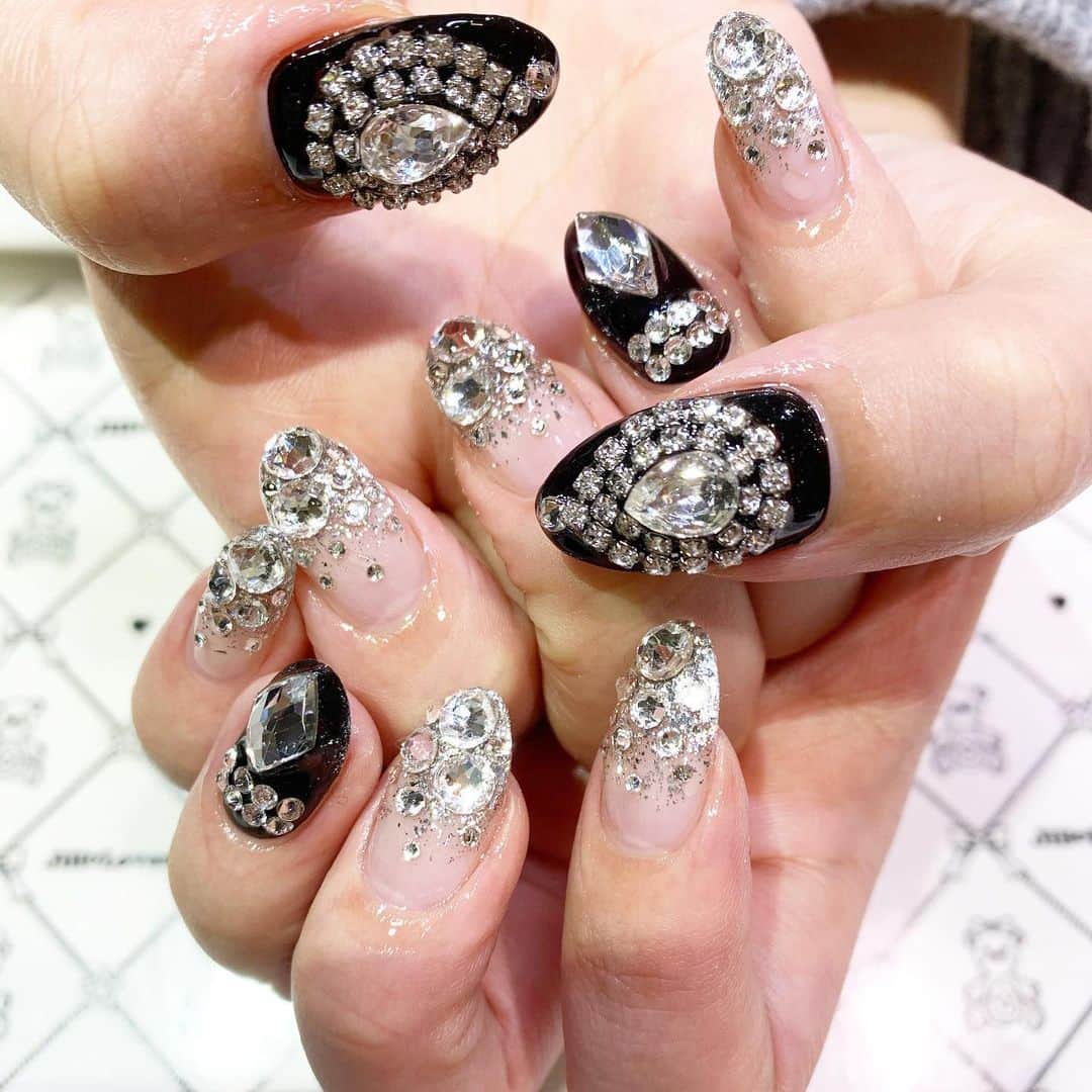 mamijinguのインスタグラム：「2連ストーンが可愛い😍  #jillandlovers #nail #nailart #paragel #gelneil#gel #ネイル #ネイルアート #me #look #love #かわいい」