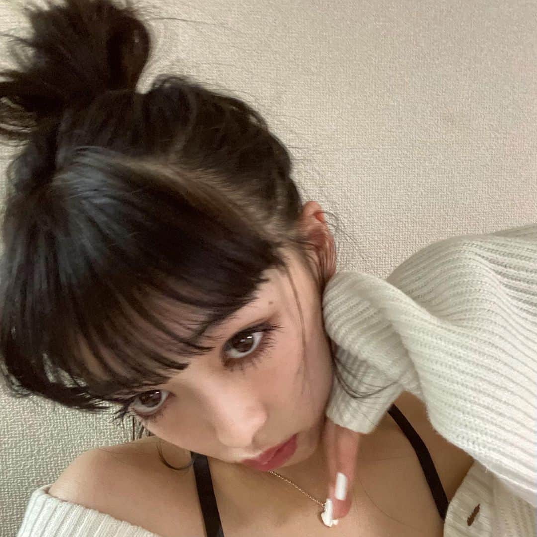 セナのインスタグラム：「@kireimo_official さんに行ってきたよ⛄️ お肌の露出が少ない冬こそ 脱毛スタートするのがおすすめです！ スタッフさんも丁寧で優しくて 脱毛迷ってる方はぜひキレイモ行ってみてね🤍❄️ . . . . . . . . . . . . . . . . . . . . . . . . . . . . . . . . #kireimo #キレイモ #脱毛 #脱毛サロン #美肌 #全身脱毛 #女子力アップ #女子力 #肌ケア #黒髪 #黒髪ロング #ロングヘア #スーパーロングヘア #ポニーテール #ヘアアレンジ #赤リップ #ワイドバング #ぱっつん前髪 #ロングヘアアレンジ #サロモ #サロンモデル  #ootd #selfie #自撮り #作品撮り #ootd4nylonjp」