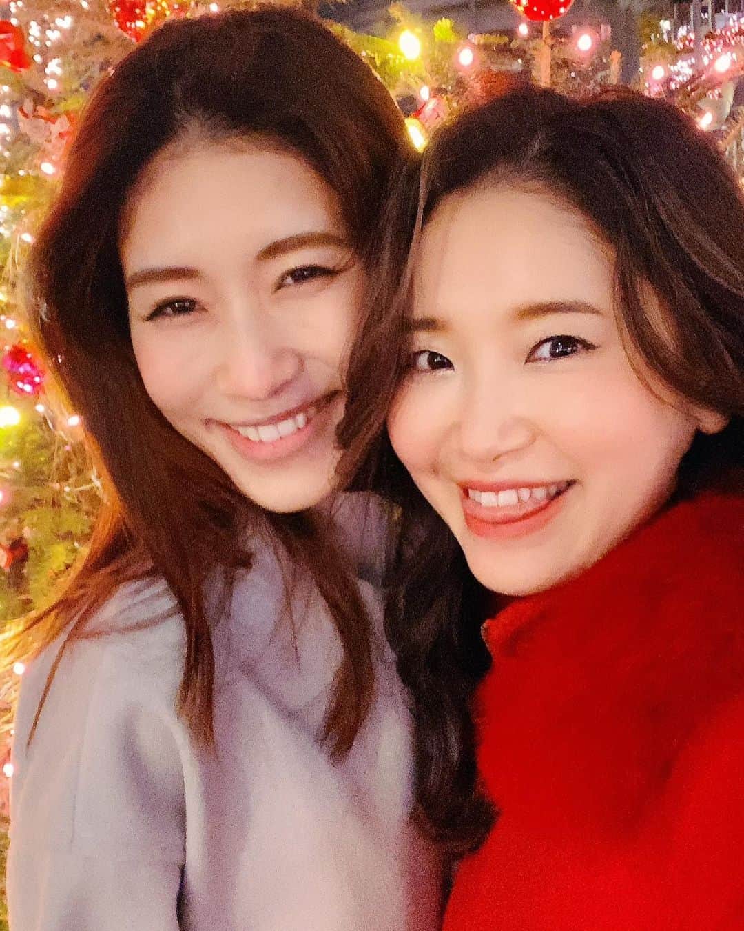 のインスタグラム：「ℳℯ𝓇𝓇𝓎 𝒞𝒽𝓇𝒾𝓈𝓉𝓂𝒶𝓈🎄❄️ . いつも素敵な時間をありがとう💕 @miispacedesign  . . #bigsmile #christmas #holiday #christmastree #tokyo #night #silentnight #bff #friends #winter #winterwonderland #クリスマス#ディナー#銀座#冬コーデ#クリスマスコーデ」