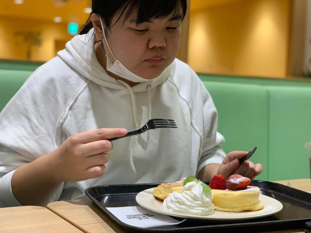 のインスタグラム：「どんな瞬間も好きよ #ぼる塾 #あんり #パンケーキ #お台場 #甘いもの #得意じゃないのに #珍しい #可愛い #愛おしい #ずっとみてられる #味わってる #大好き」