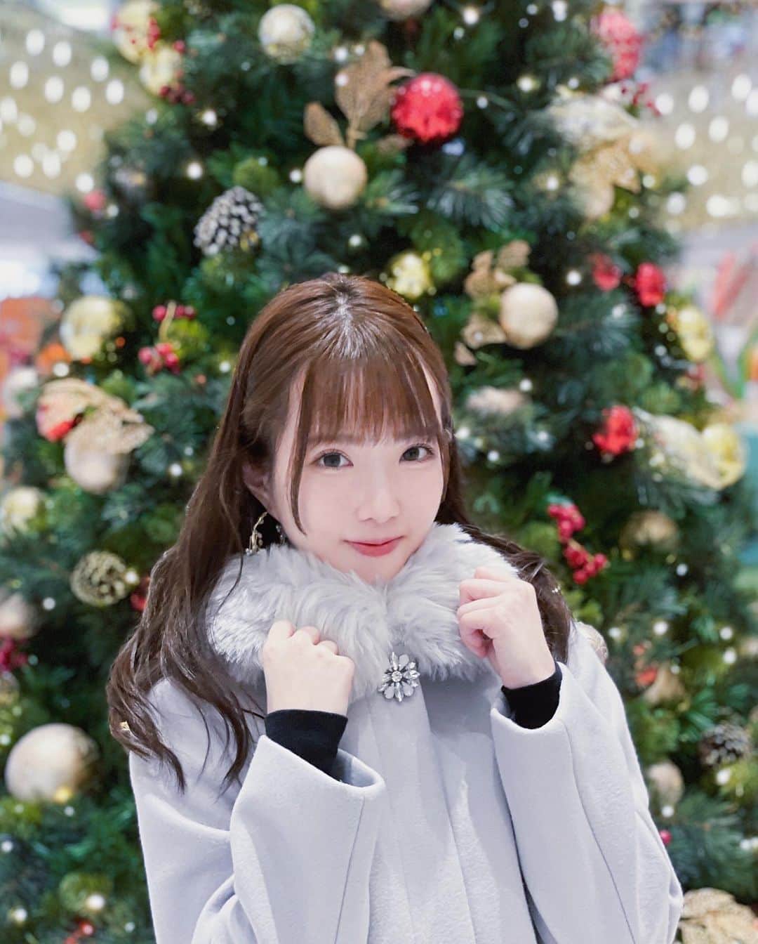 キアナのインスタグラム：「🎄メリークリースマスマ❗️イブ🎄 . 成個lunch time去咗搵聖誕樹影😆Thanks @cherrypatpat  @cxcalvin 😆😆😆😆」