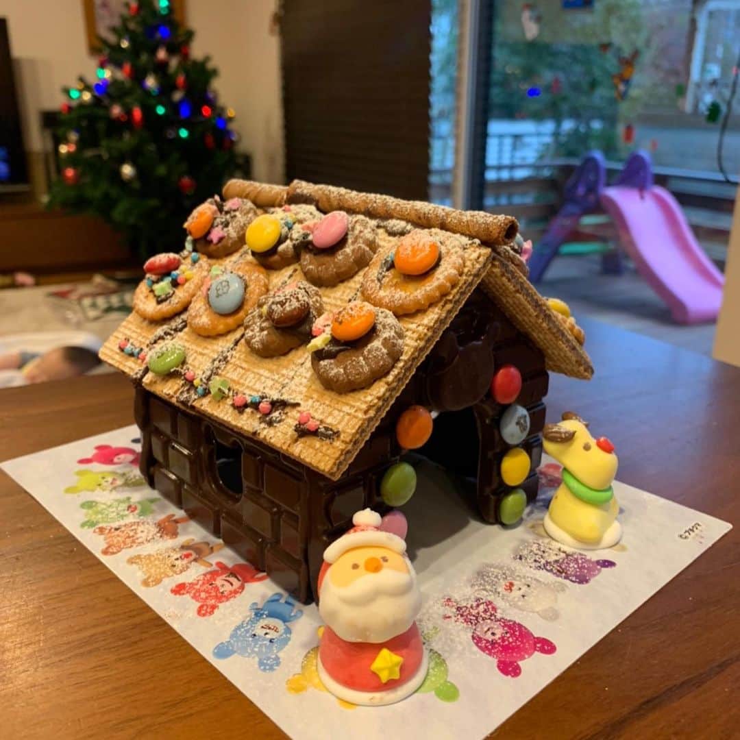 鈴木桂治さんのインスタグラム写真 - (鈴木桂治Instagram)「クリスマスイヴ。 ケーキは毎年毎回残してしまうから、チョコレートとかウエハースとかでお菓子のお家を作ってクリスマス😃よくできました。 みんなおキャワタン❤️ #クリスマスイヴ #サンタクロース #みんなおキャワタン #suzukifamily #chocolatehouse」12月24日 22時01分 - gk.kizuna