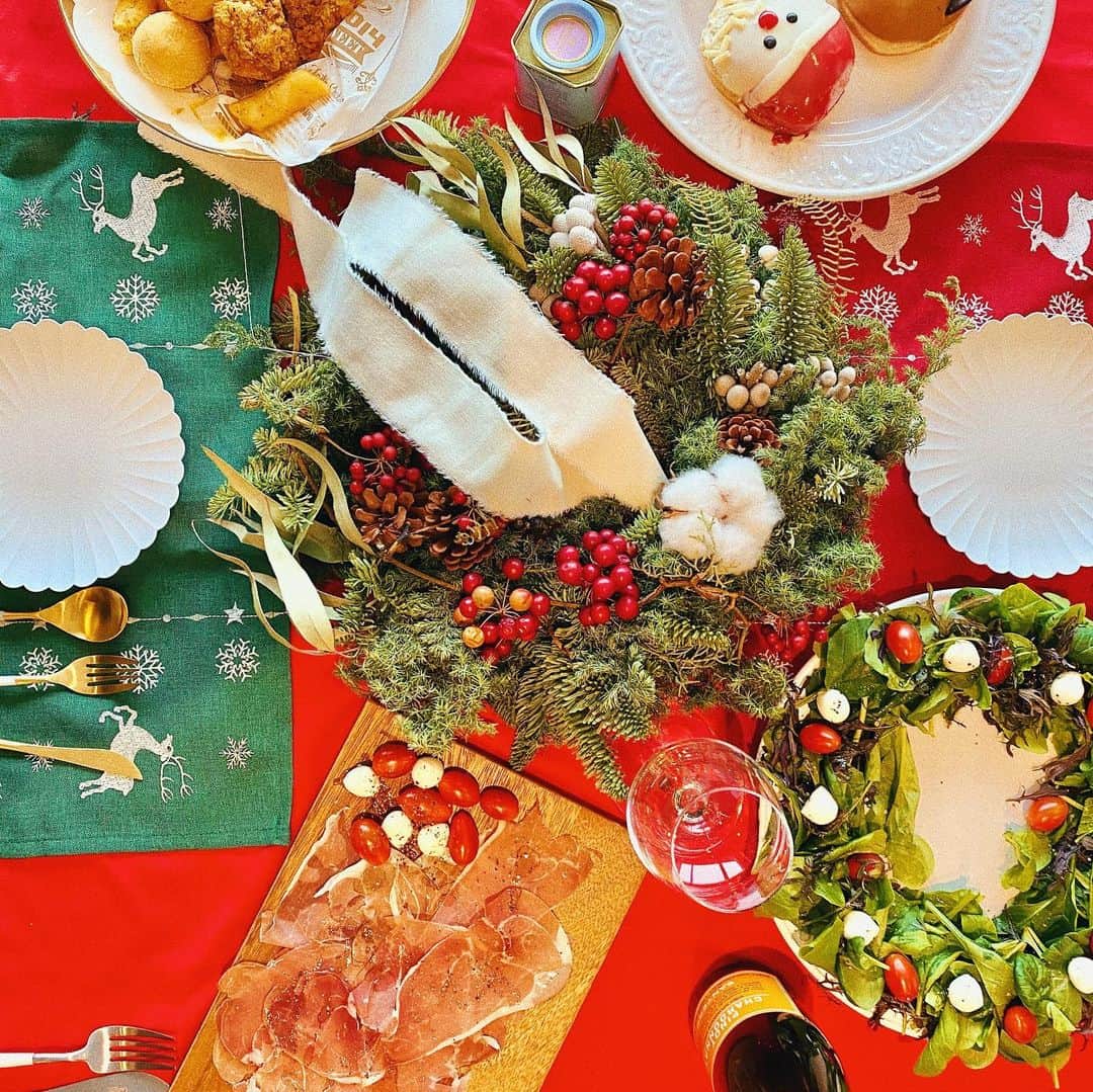 梅谷安里さんのインスタグラム写真 - (梅谷安里Instagram)「Merry X'mas Eve🎄✨🎅 レスピラシオンのしあわせチーズが届いたから、 早速いただいたよ😍😍😍 濃厚で美味しすぎるチーズケーキでした♡ #xmas#xmasparty  #homeparty#christmas #lunch#ホームパーティー #クリスマスパーティー  #チーズケーキ」12月24日 22時01分 - anriworld