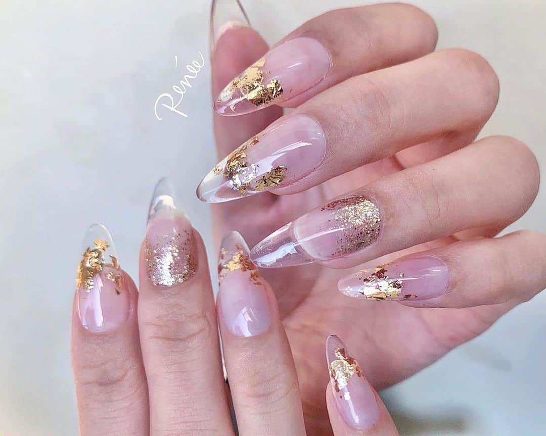 ネイルサロンレネのインスタグラム：「﻿ 𝒟𝑒𝓈𝒾𝑔𝓃 𝒷𝓎 𝒪𝒦𝒜𝑀𝒪𝒯𝒪 🦫💐﻿ ➠ @renee_maiokmt.1030 ﻿ ﻿ ﻿ ﻿ 何の仕事しても仕事ばりばり出来ちゃう﻿ 敏腕ネイリストのお客様😂🙌✨﻿ ﻿ ﻿ アプレで10本長さだし🤍﻿ @apresnailofficial  @apresnailjapan  ﻿ クリアに金箔とラメをちらちら〜〜✨﻿ ﻿ アプレインスタのデザイン﻿ 参考にさせてもらってます✨﻿  ﻿ ﻿ ﻿ ﻿ ⇩🎉news🎉⇩﻿ ﻿ 2020年11月14日(土)﻿ nailsalon Renée 梅田本店﻿ BEAULAND Ashiya 芦屋店﻿ に続き3店舗目となる﻿ Renée les deux(レネレドゥ)﻿ 梅田2号店オープン！！！﻿ ﻿ ﻿ nailsalon Renée®︎﻿ ￣￣￣￣￣￣￣￣﻿ TV.メディア出演﻿ スタッフ全員資格保持者﻿ カラー300種類以上﻿ パーツ1000種類以上﻿ 雑誌掲載デザイン多数﻿ ﻿ ﻿ ﻿ ▫︎Renée梅田本店﻿ 【open-close】10:00〜21:00﻿ 【定休日】不定休﻿ 【add】大阪市北区堂山町15-23-908﻿ ﻿ ▫︎Renée les deux梅田店﻿ 【open-close】10:00〜21:00﻿ 【定休日】不定休﻿ 【add】大阪市北区堂山町15-23-1003﻿ ﻿ ▫︎Renée by Beauland Ashiya芦屋店﻿ 【open-close】10:00〜21:00﻿ 【定休日】不定休﻿ 【add】芦屋市業平町6-11 Ashiya grotto 302﻿ ﻿ ﻿ ﻿ ﻿ ▶︎▶︎▶︎初回クーポンご利用頂けます﻿ ￣￣￣￣￣￣￣￣￣￣￣￣￣￣￣￣﻿ ご予約はプロフィールTOPのリンク内﻿ URLをご利用下さい。﻿ ﻿ ﻿ ﻿ メニューに迷った方やご相談は…﻿ ﻿ 　　🤍Renée公式LINE🤍﻿ ─────────────﻿  【@bos7903t】←※@から入力🔍﻿ ﻿ ﻿ ﻿ #nailsalonrenee#ネイルサロンレネ﻿ #大阪ネイルサロン#梅田ネイルサロン﻿ #芦屋ネイルサロン #神戸ネイルサロン ﻿ #美甲 #네일 #젤네일 #네일아트﻿ #nail #nails #gelnail #gelnails ﻿ #naildesign #naildesigns ﻿ #nailart #nailstagram #nailfashion ﻿ #アプレ #ロングネイル #goldnails #金箔ネイル #おしゃれネイル #ラメネイル #clearnails #シンプルネイル #ワンカラーネイル #お洒落 #クリアネイル」
