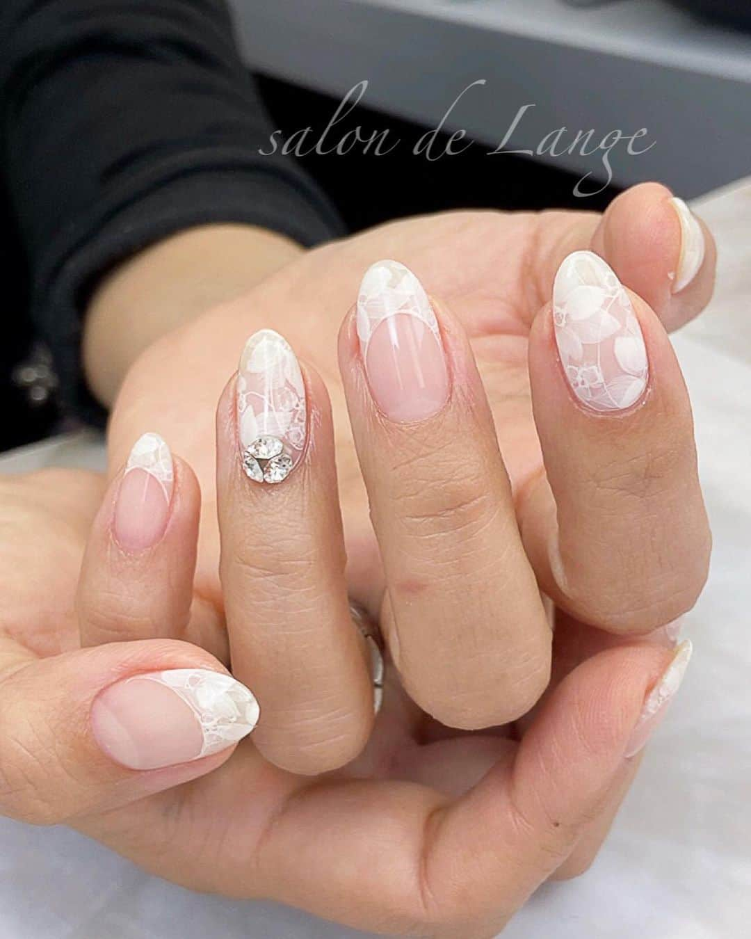 salon de Langeのインスタグラム：「。*...特別な日のnail...*。﻿ ﻿ 水野雅子さん﻿ @masako.10.24﻿ が出版記念パーティーで﻿ お召しになる﻿ 羽のドレスに合わせて…﻿ ﻿ ネイルは控えめに。﻿ ﻿ ﻿ でもとっっても﻿ 華やかに✨✨﻿ ﻿ 仕上げさせて﻿ いただきました(〃ω〃)♡﻿ ﻿ ﻿ この日の事を﻿ ちゃんと書きたいので﻿ また改めて書きます！﻿ ﻿ ﻿ mi-mi ﻿ _______________________ ﻿ ﻿ ✽.。salon de Lange * .✽﻿ （ ｻﾛﾝﾄﾞﾗﾝｼﾞｪ ）﻿ ﻿ ﻿ ⇩ｽﾀｯﾌ ｲﾝｽﾀｸﾞﾗﾑ⇩﻿ @lange_staff ﻿ ﻿ ﻿ ◼︎ご予約は﻿ ①📲090-7044-7721﻿ ②salondelange2019@gmail.com﻿ （staff ｲﾝｽﾀのﾄｯﾌﾟﾍﾟｰｼﾞから📩）﻿ ③ﾈｲﾙﾌﾞｯｸ ｱﾌﾟﾘから💅﻿ ﻿ ﻿ 名古屋市中村区名駅3丁目23-6 ﻿ 第二千福ビル3階 🚃名古屋駅から徒歩7分﻿ ﻿ ﻿ ﻿ ﻿ #minakoyama ﻿ #salondelange ﻿ #サロンドランジェ﻿ #みーみ﻿ #児山未奈﻿ #オンラインセミナー﻿ #onnail﻿ #お花ネイル﻿ #nailstagram ﻿ #名古屋ネイルサロン ﻿ #名駅ネイルサロン ﻿ #オフィスネイル﻿ #ジェルネイル﻿ #naildesign﻿ #gel #gelart ﻿ ﻿」